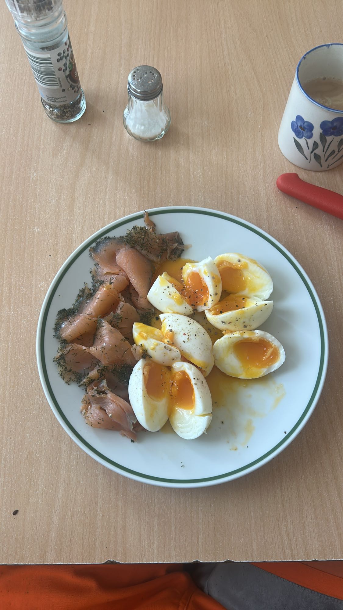 Gekochte Eier mit Lachs