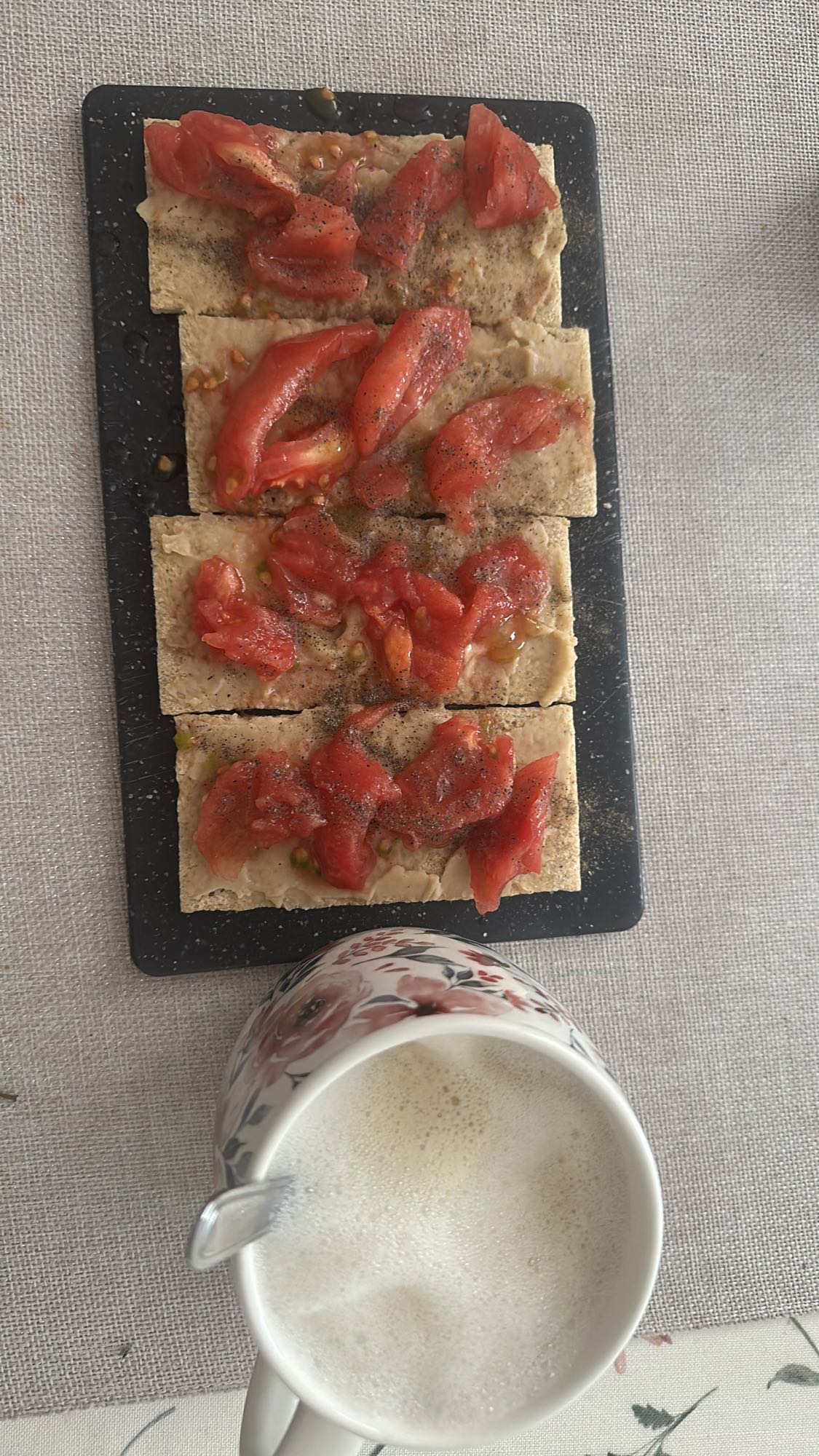 Chrupkie pieczywo z pomidorem