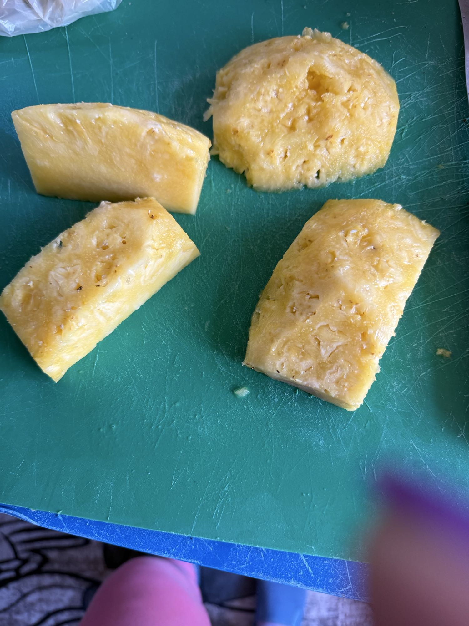 Bucăți de ananas proaspăt