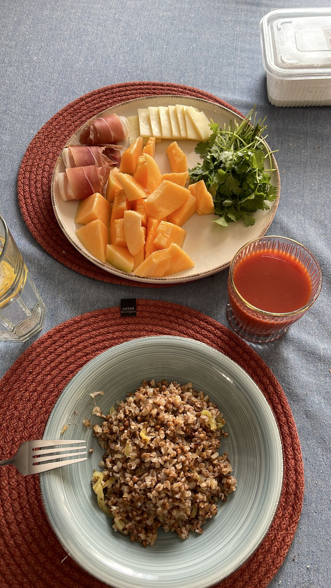 Гречка с закуской и соком