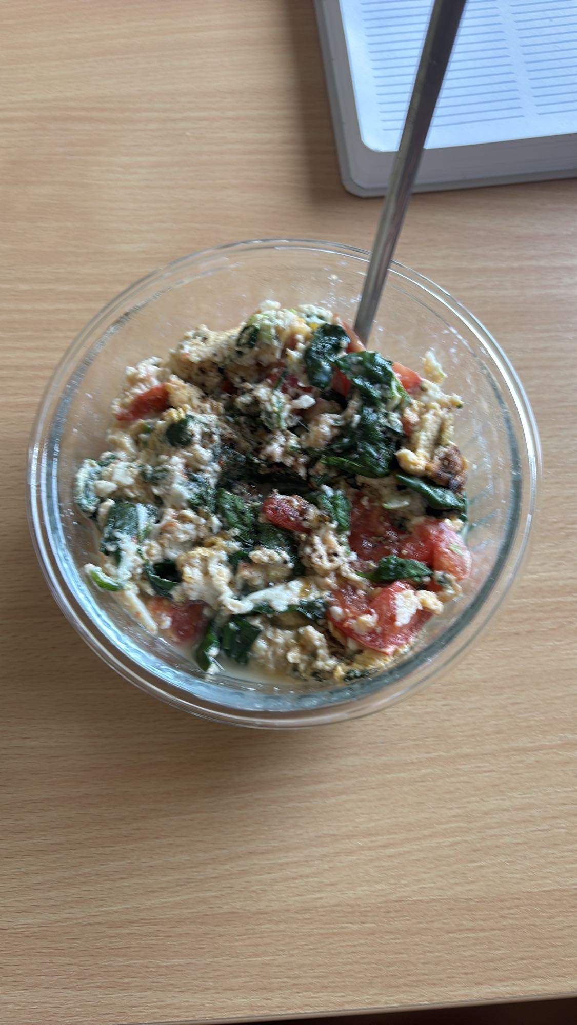 Jajecznica ze szpinakiem i pomidorem