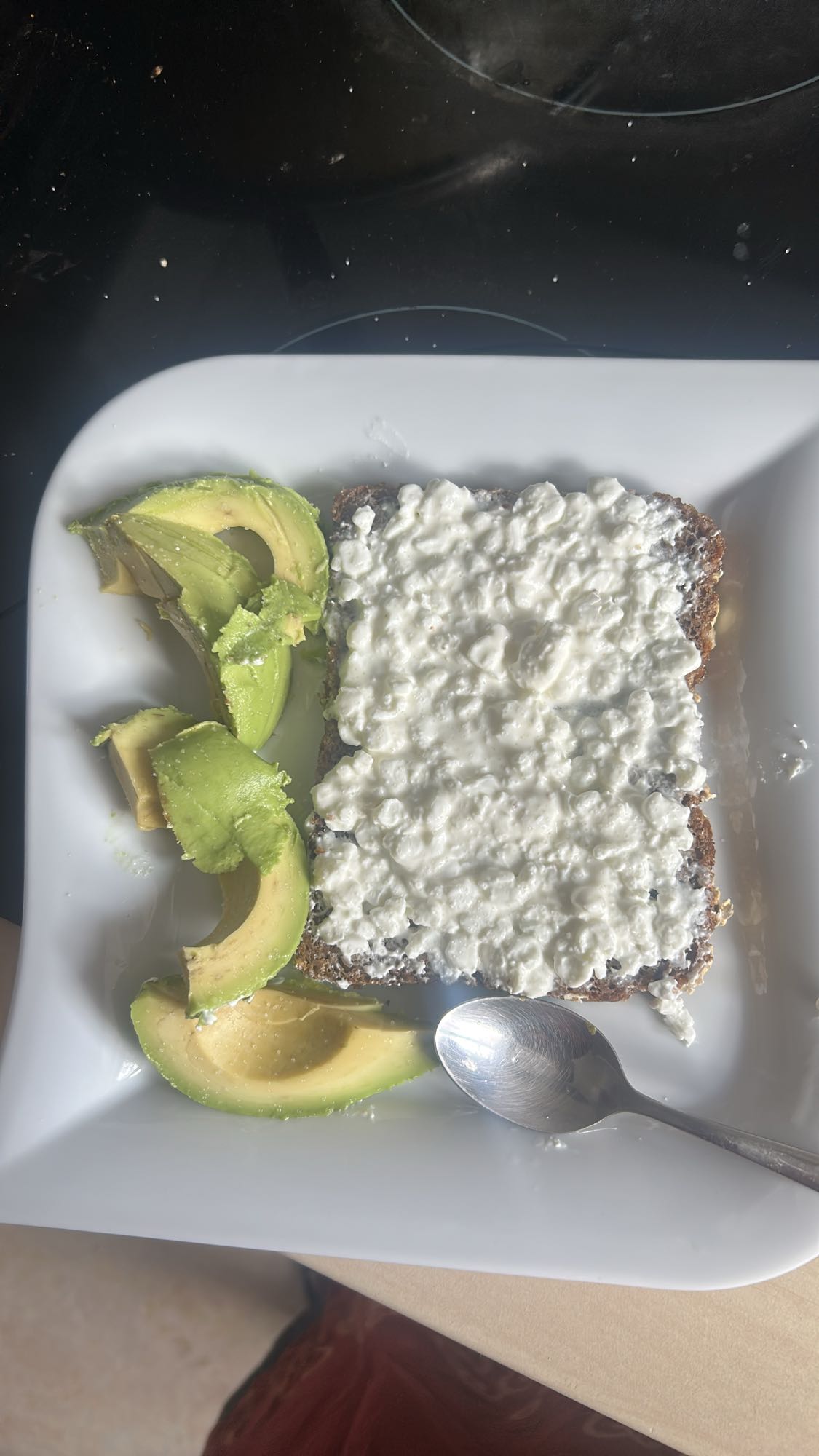 Avocado Hüttenkäse Toast
