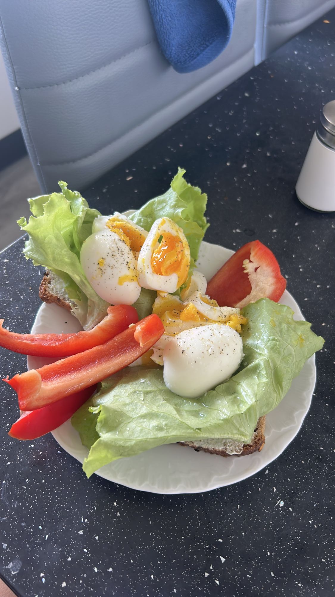 Jajka na sałacie z papryką