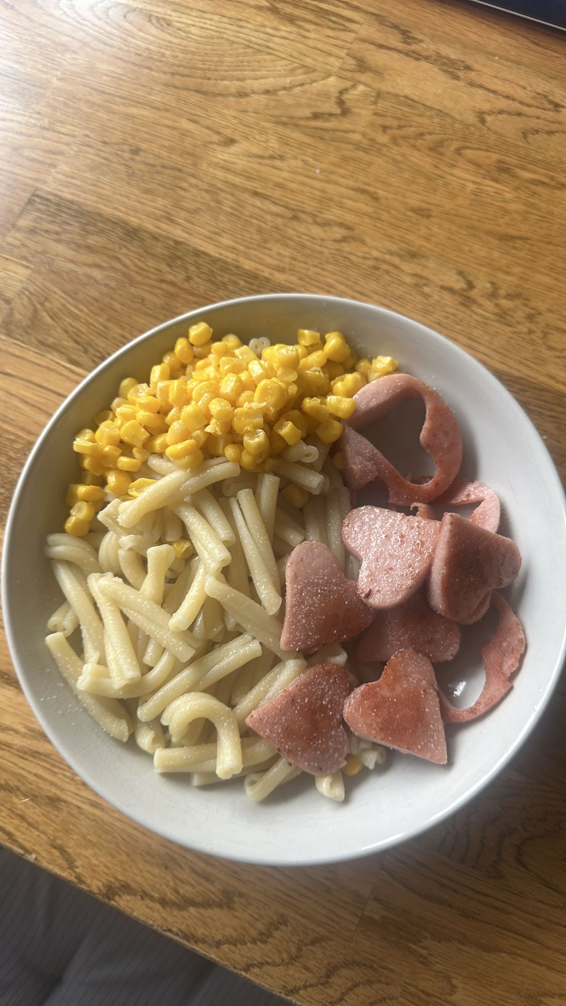 Pasta med majs och korv
