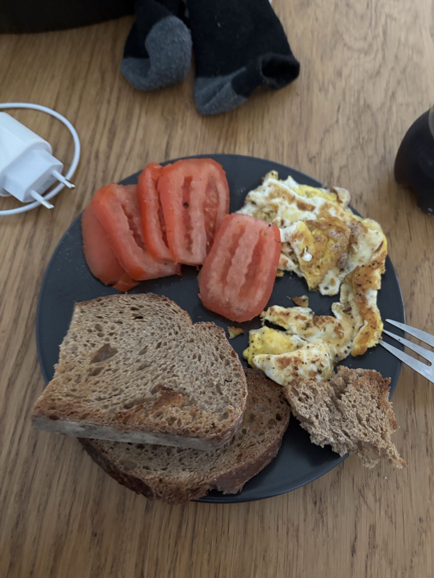 Egg, tomato, rye bread plate