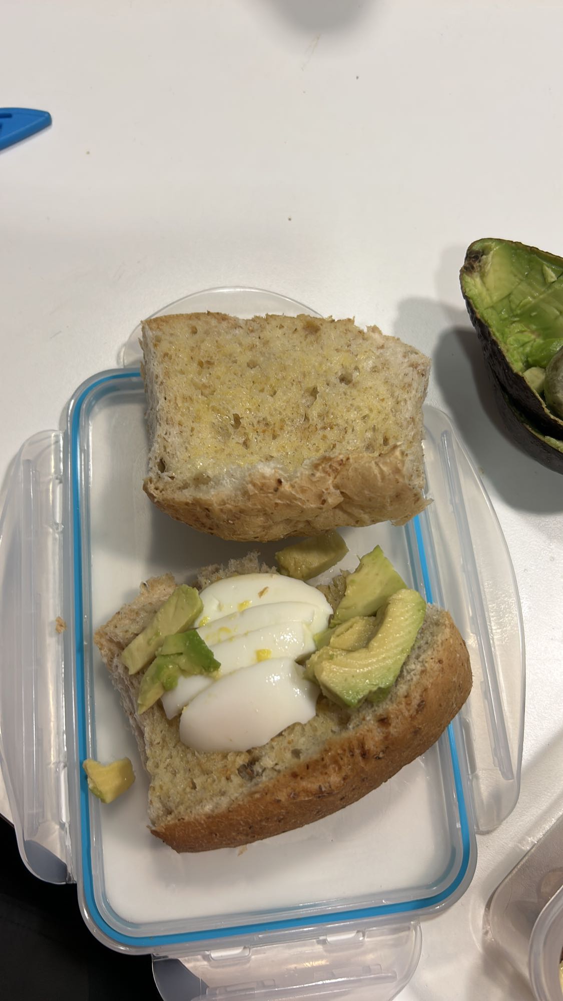 Egg og avokado sandwich