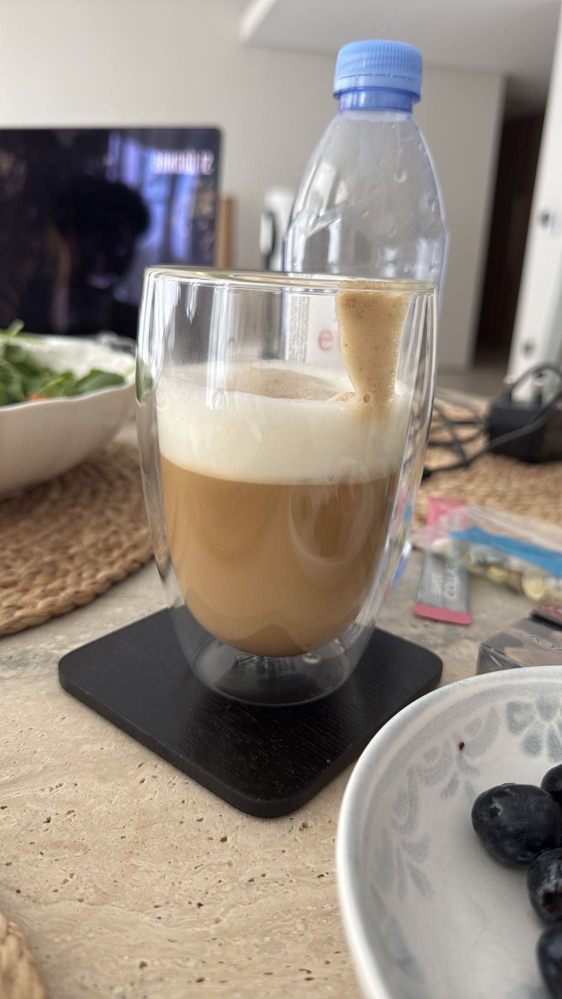 Кофе с молоком и черникой