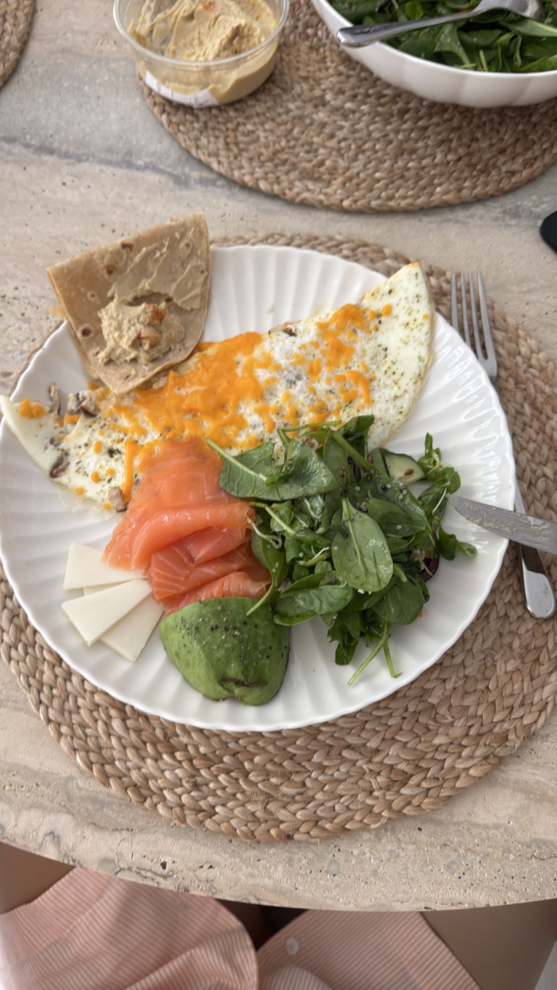Омлет с лососем и авокадо