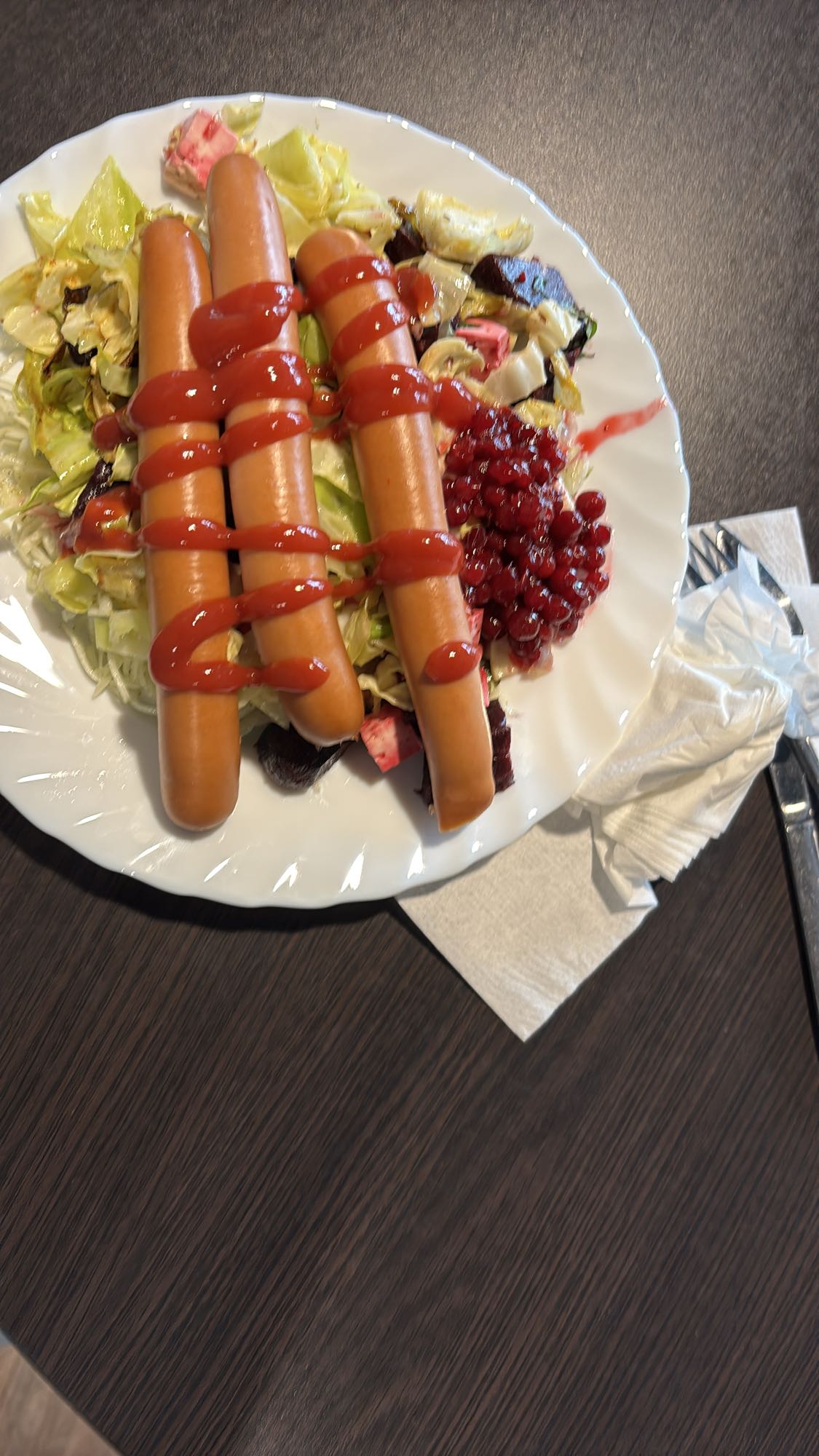 Korv med sallad och lingon