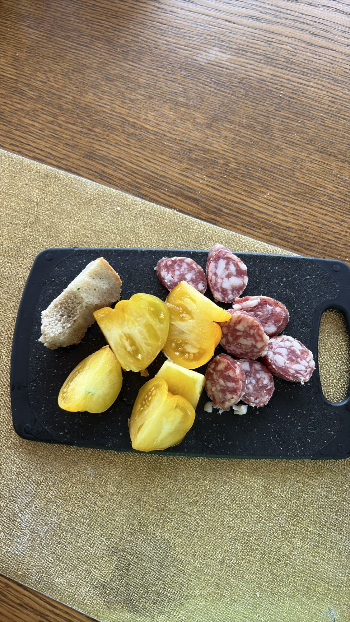 Закуска с колбасой и помидором