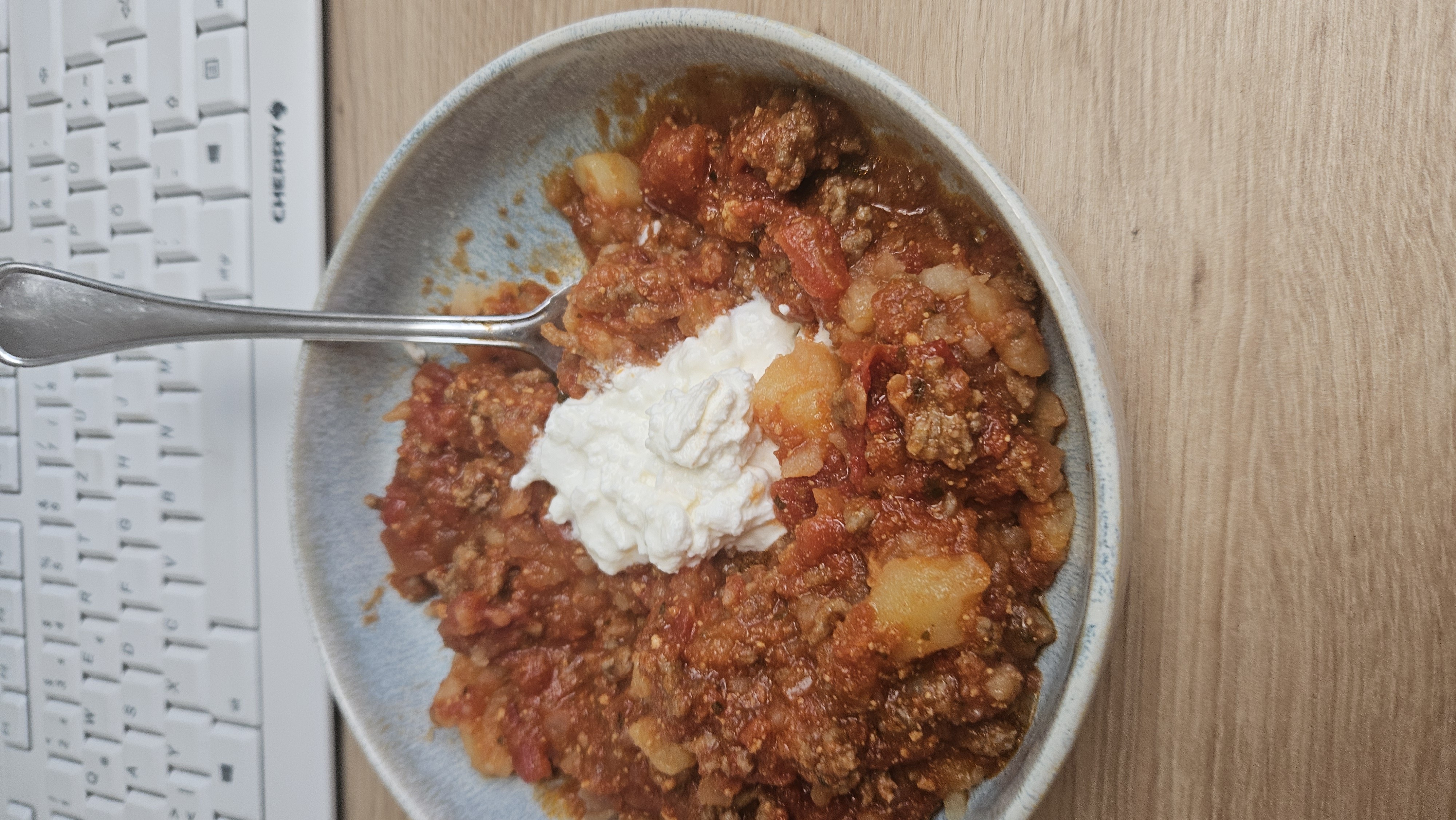 Chili mit Kartoffeln, Quark & körnigem Frischkäse light