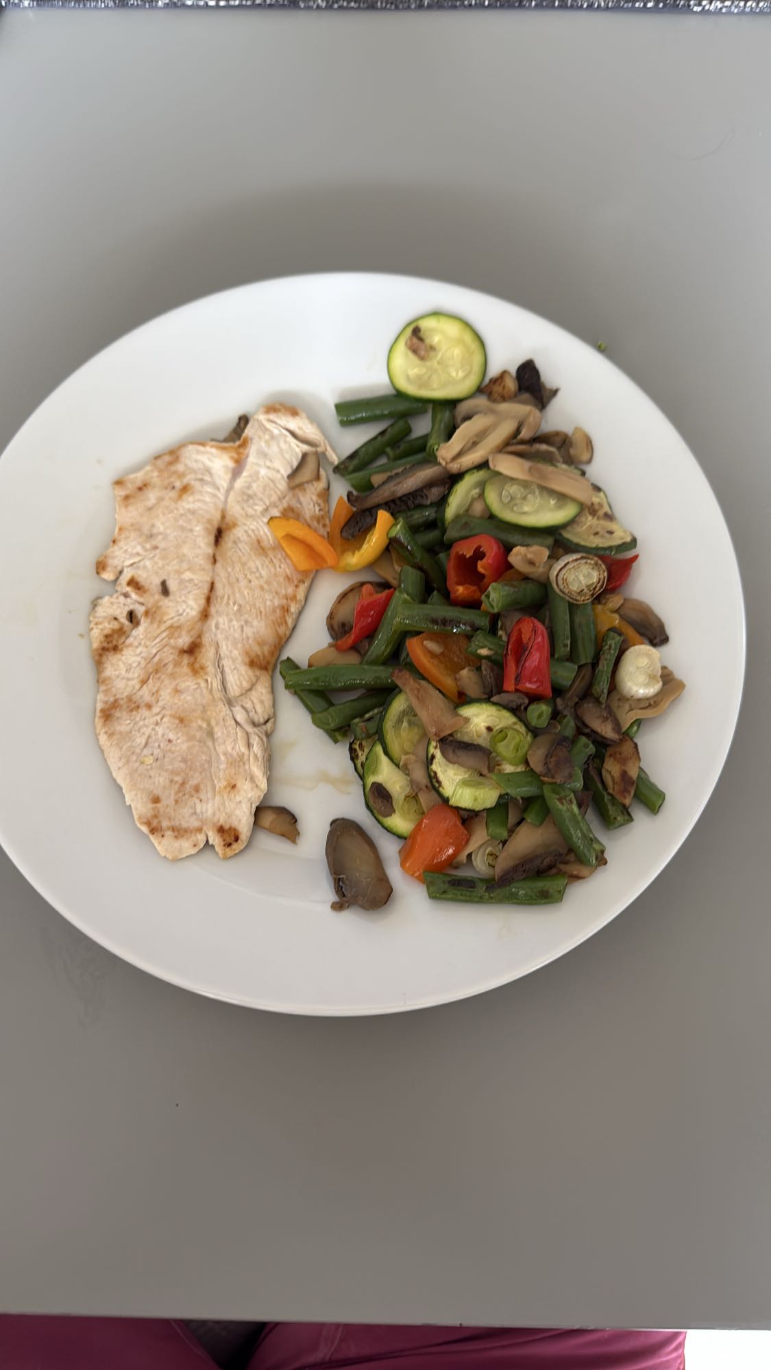 Piept de pui cu legume