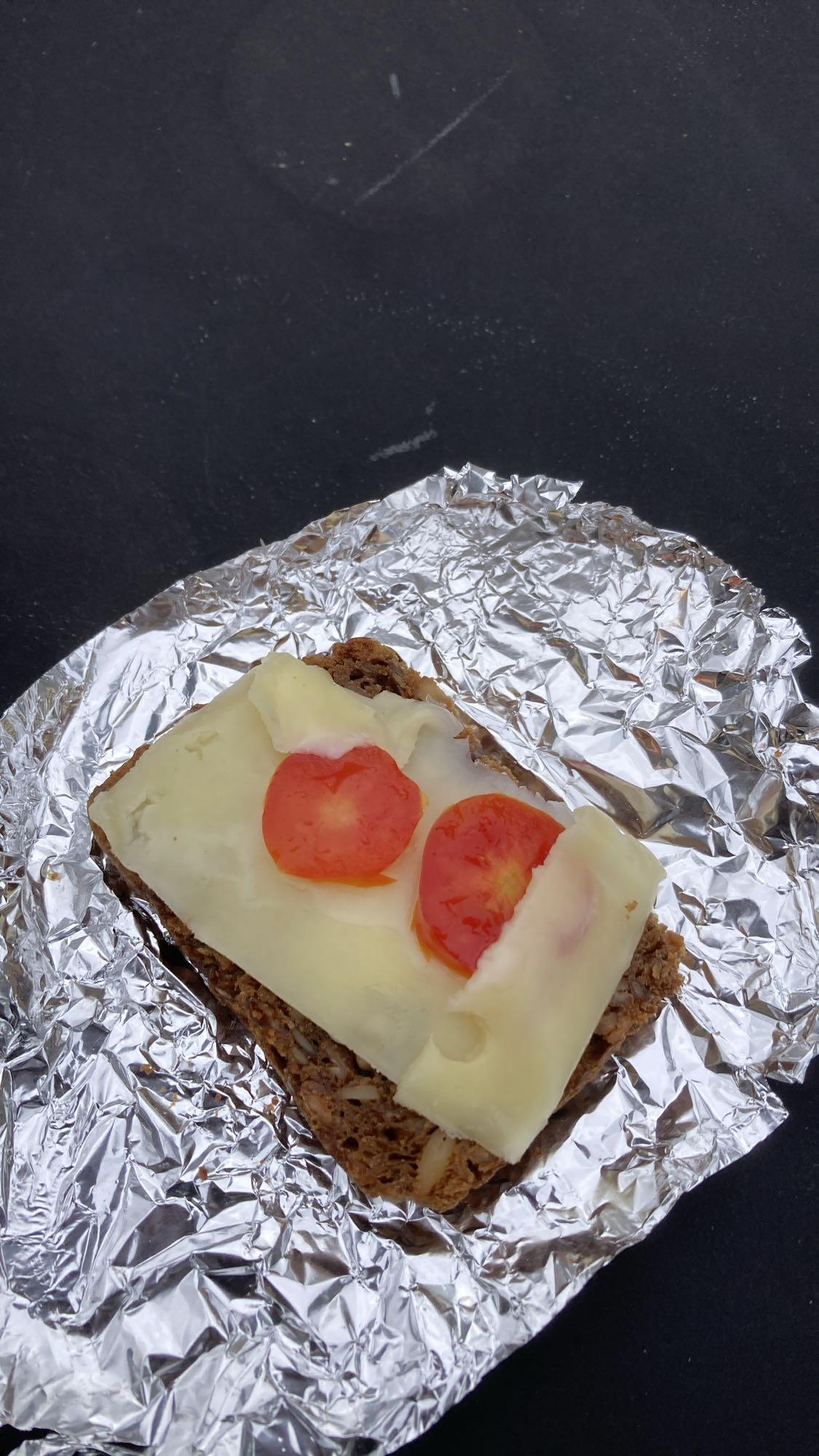 Ostsmörgås med tomat