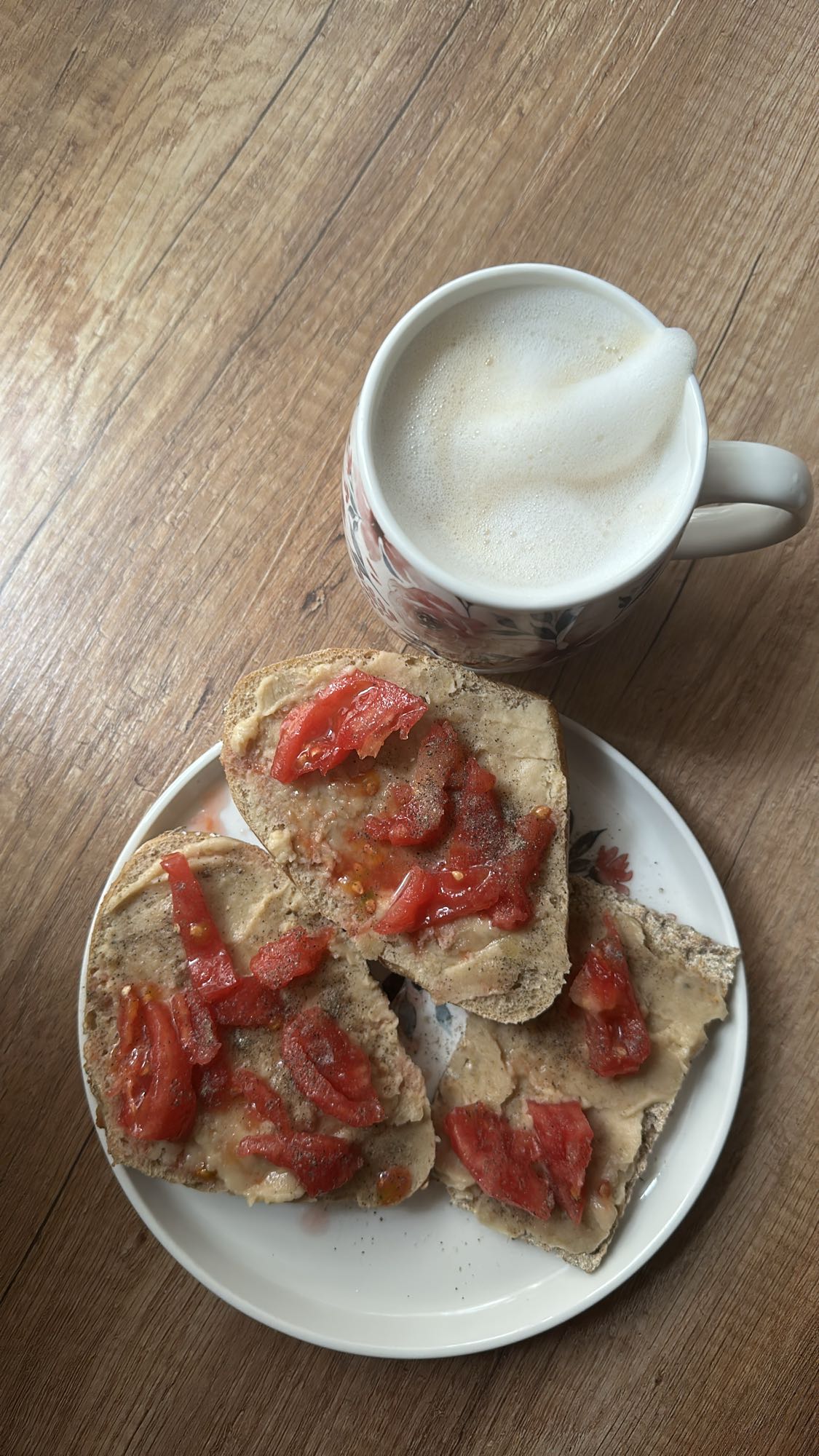 Kanapki z pomidorem i kawa