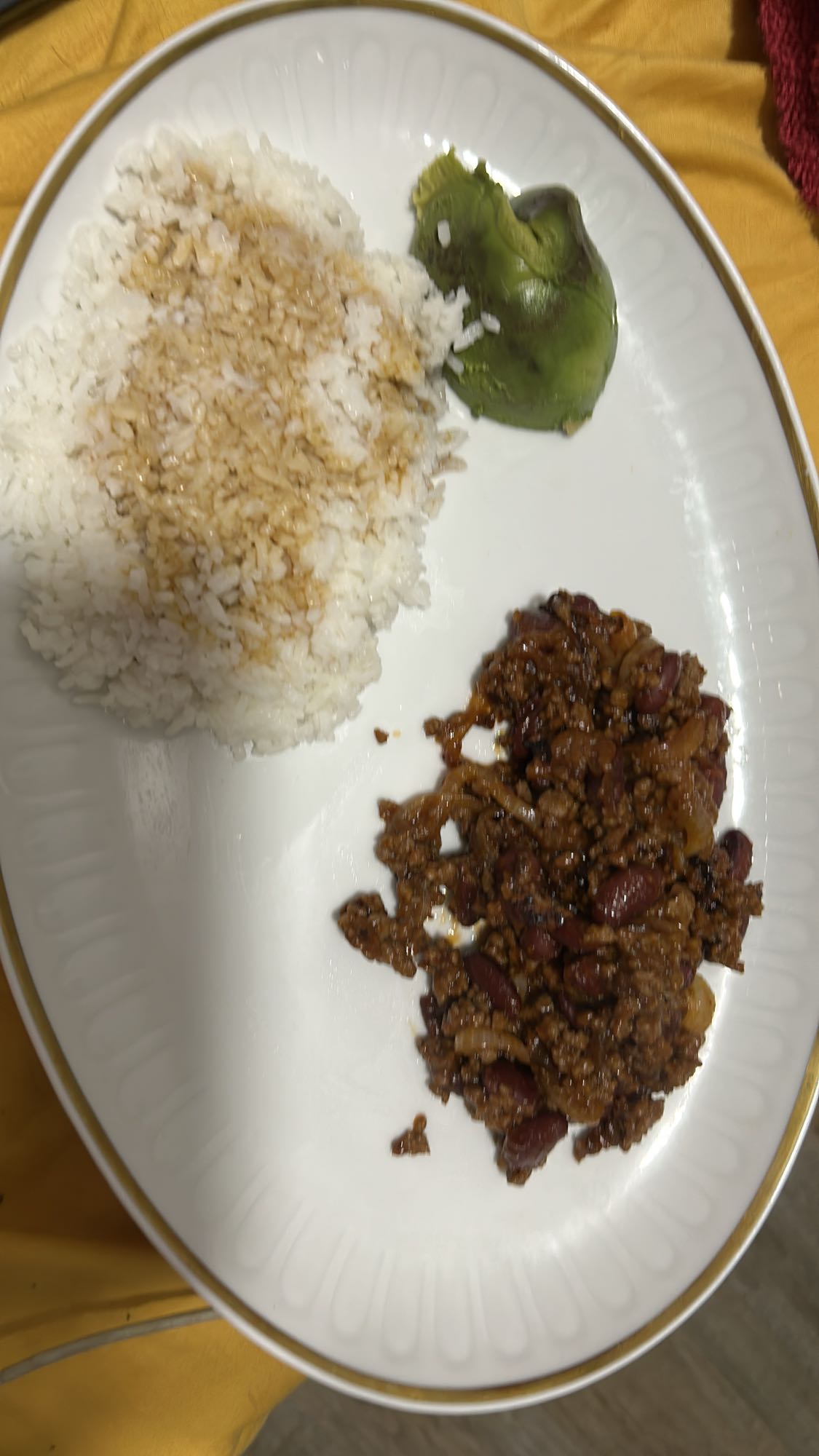 riz, chili et avocat