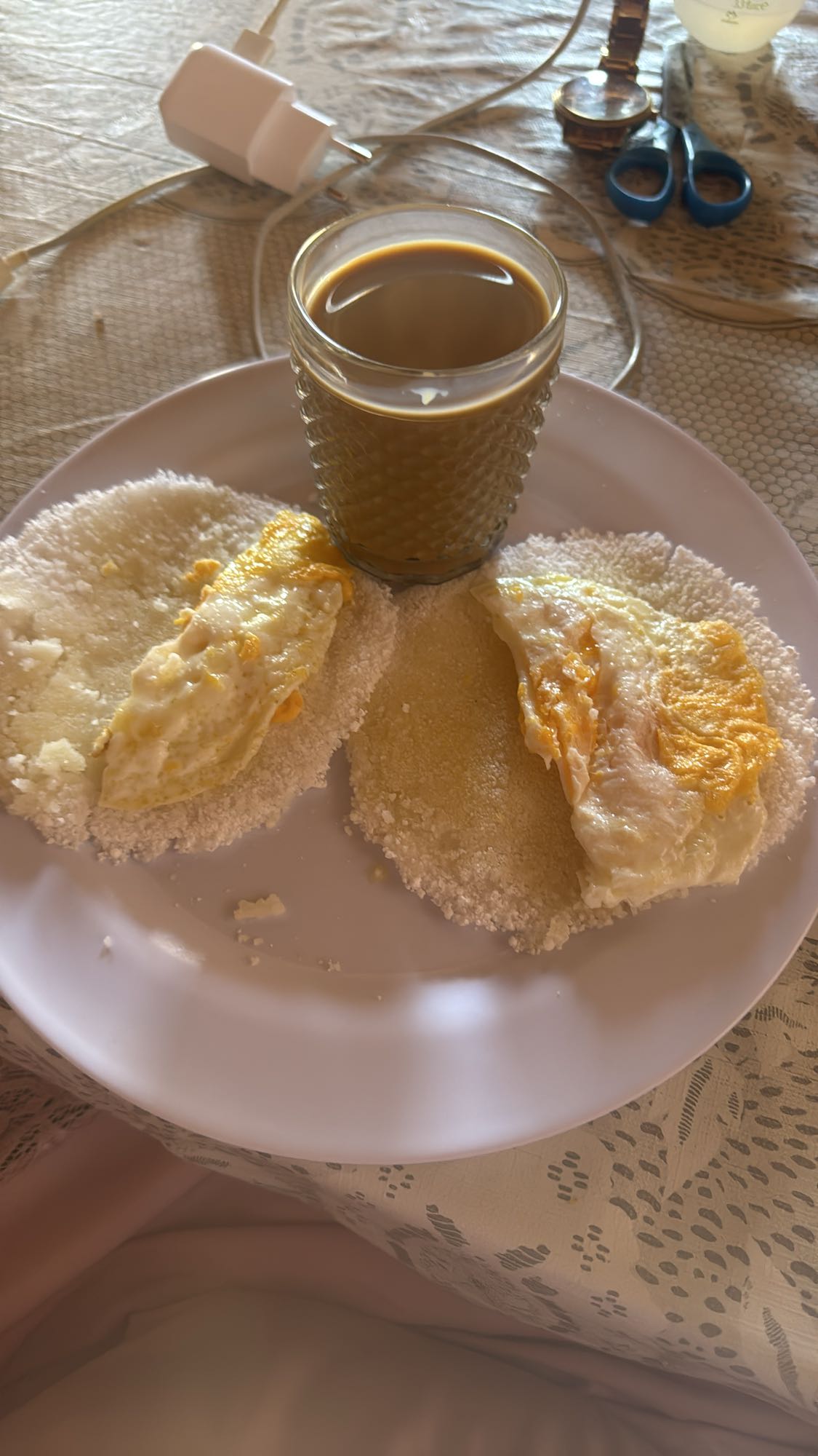 Tapioca com ovo e café