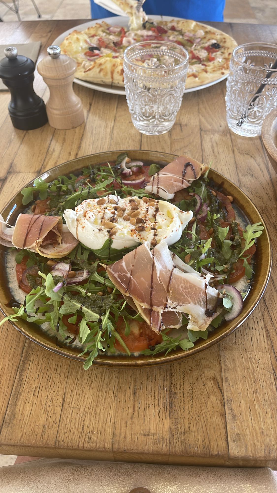 Salade burrata jambon cru