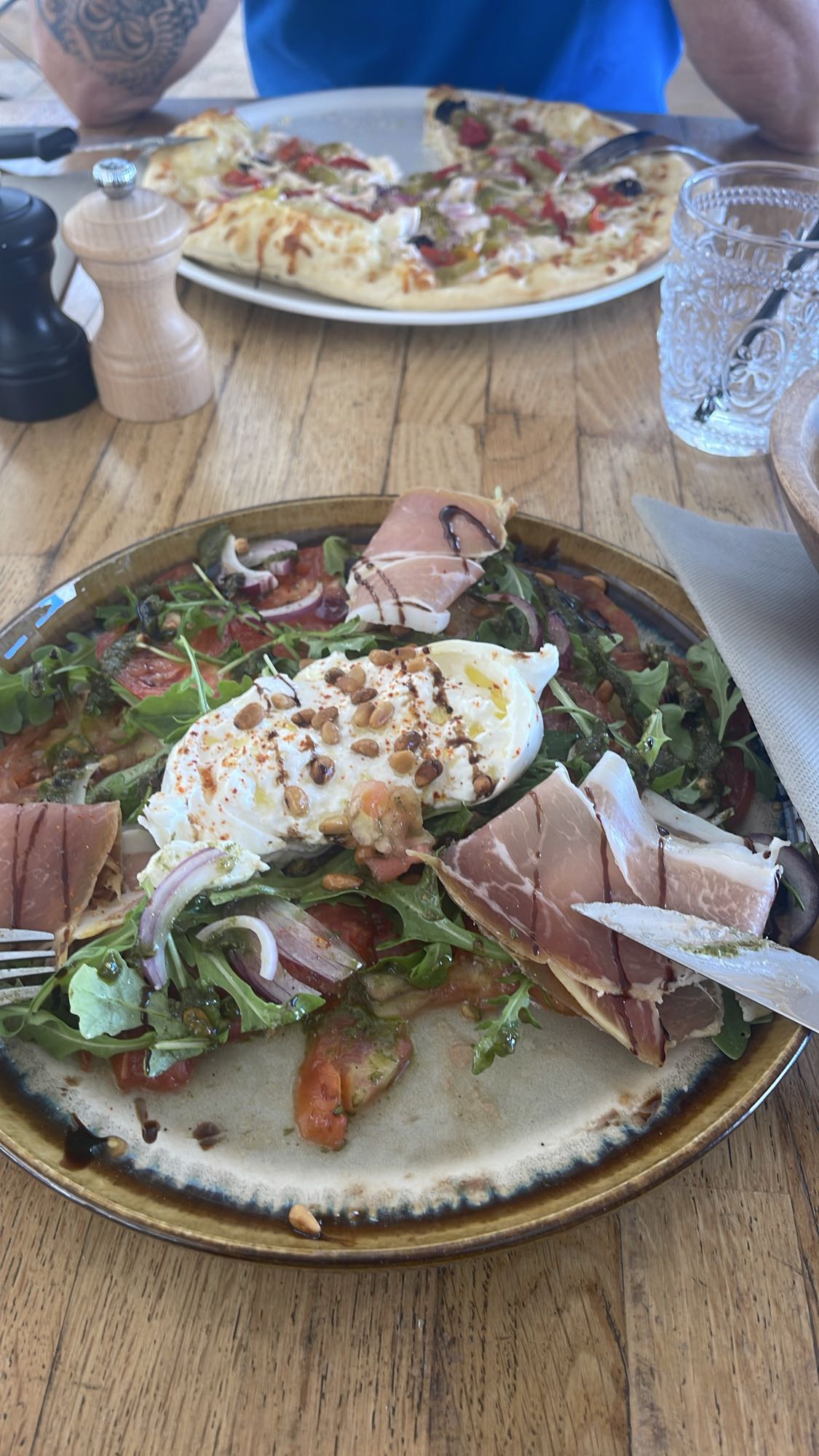 Salade burrata jambon cru