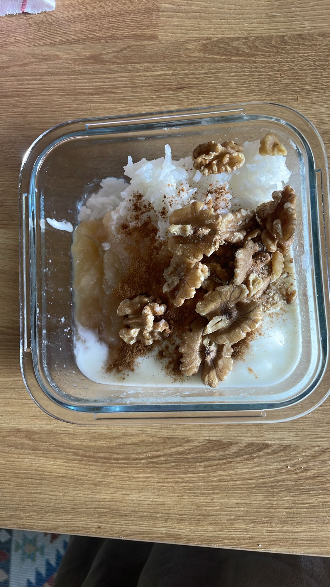 Ryż na wodzie z jogurtem, musem jabłkowym i orzechami