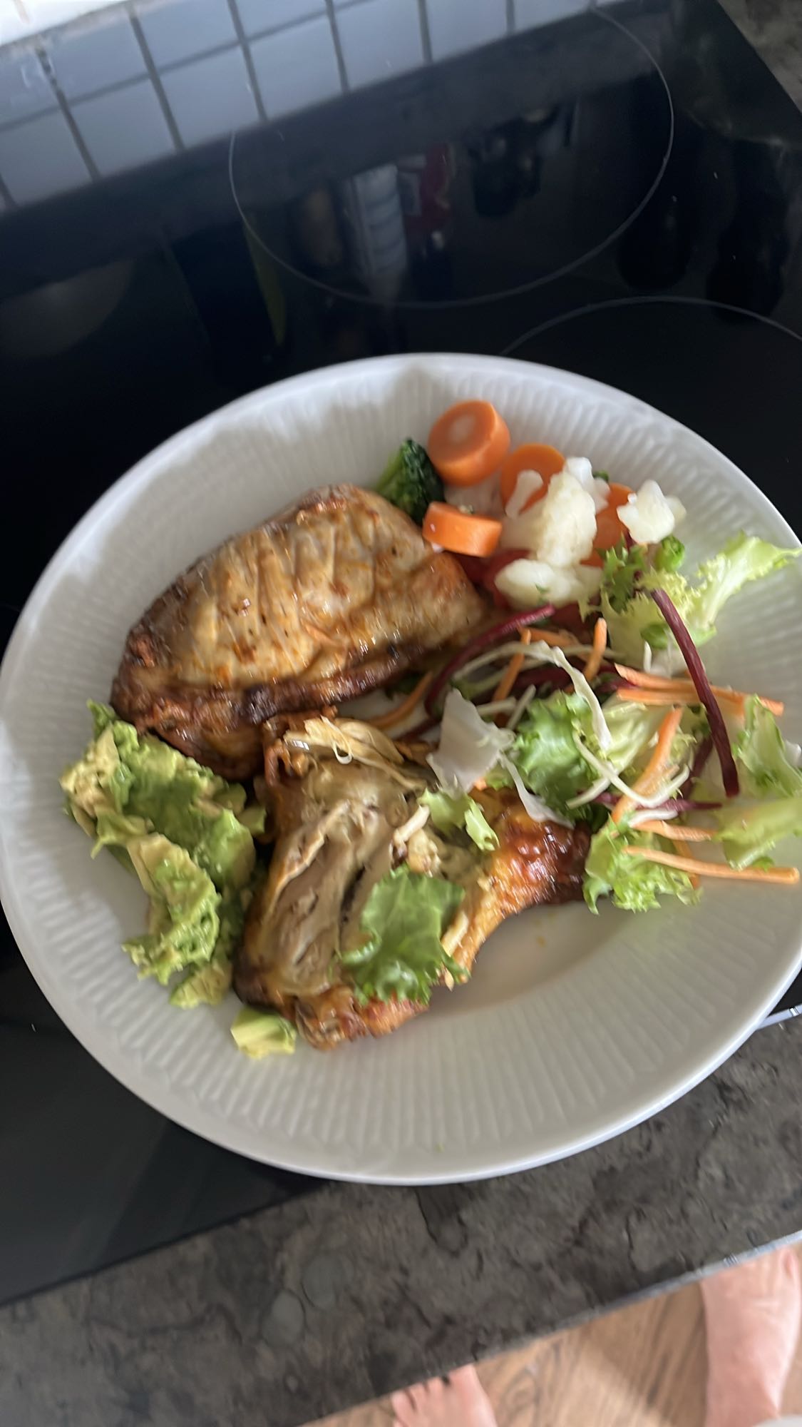 Kyckling med sallad och grönsaker