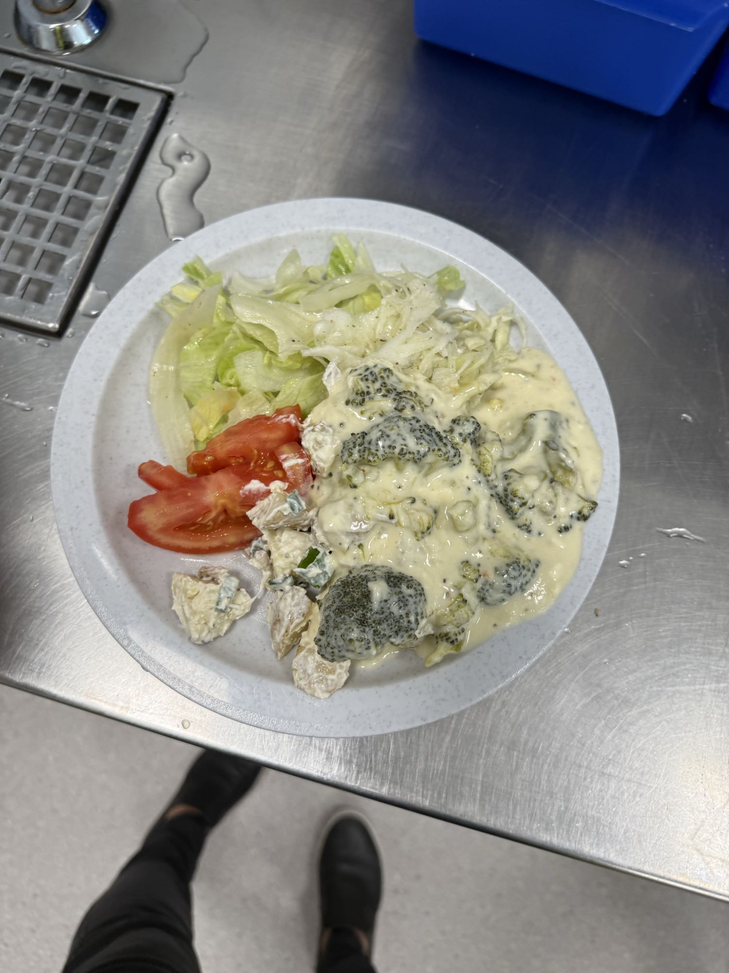 Potatissallad med grönsaker och ostsås