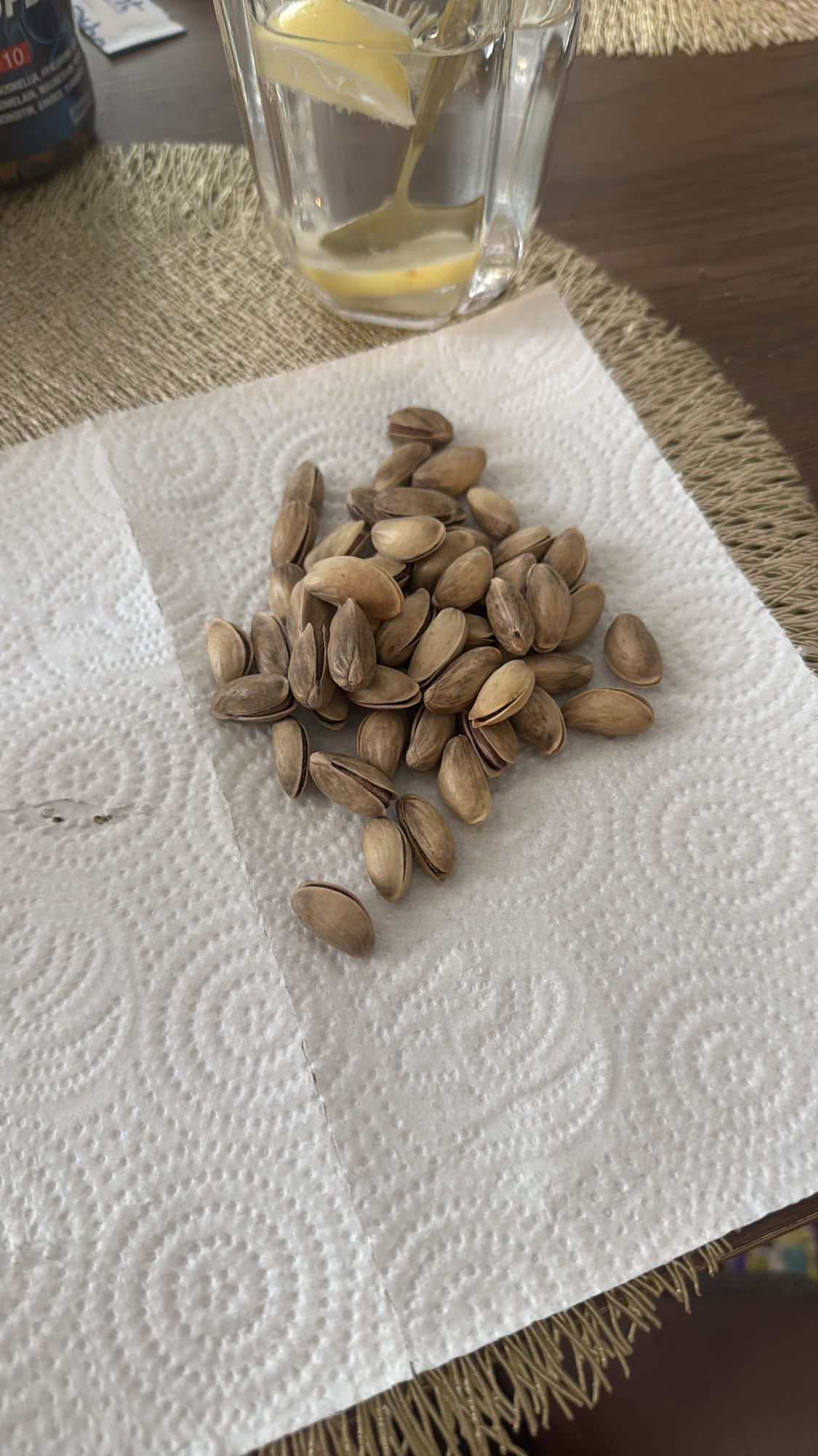 Фисташки и лимонная вода