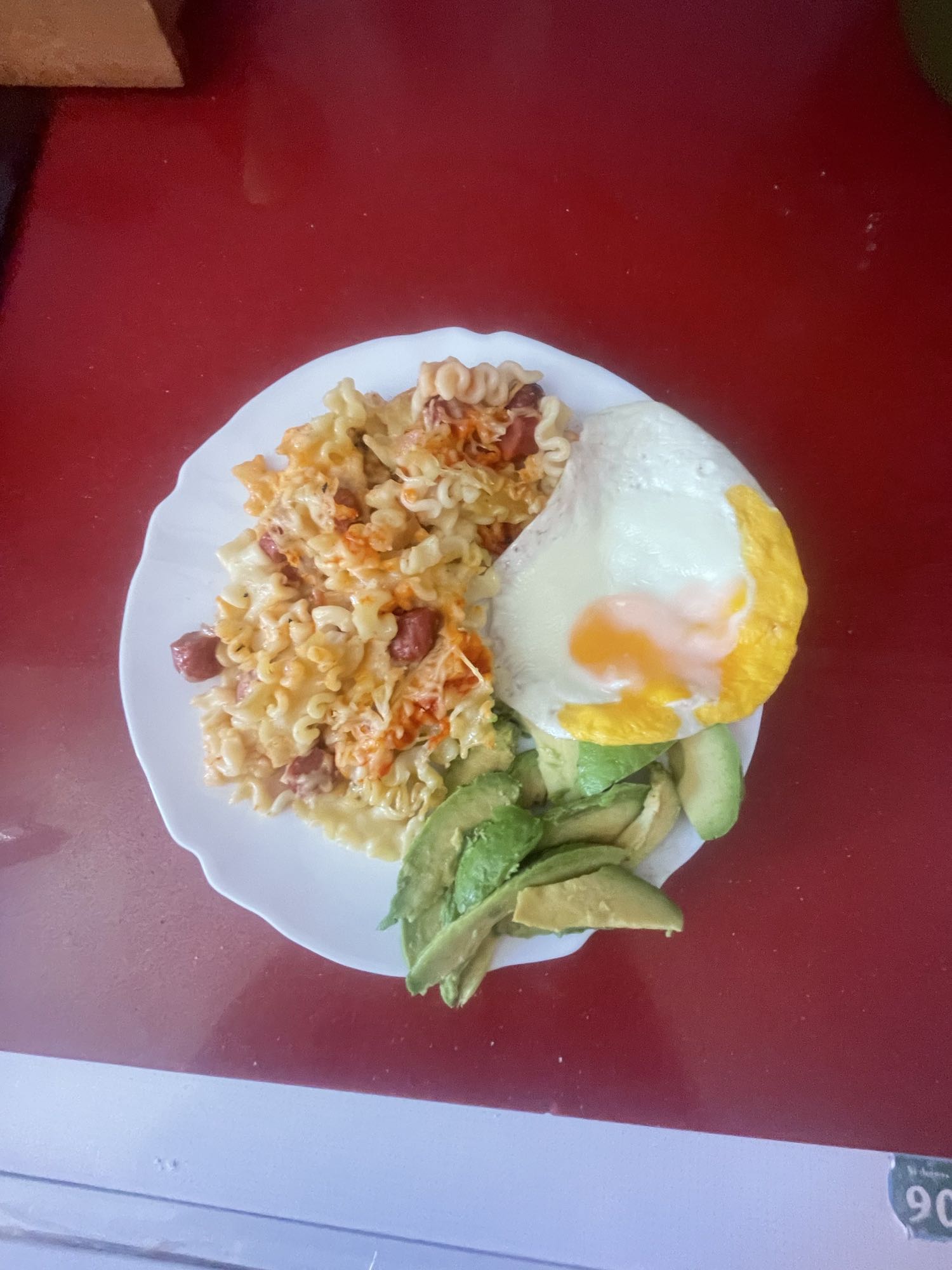Pasta con huevo y aguacate