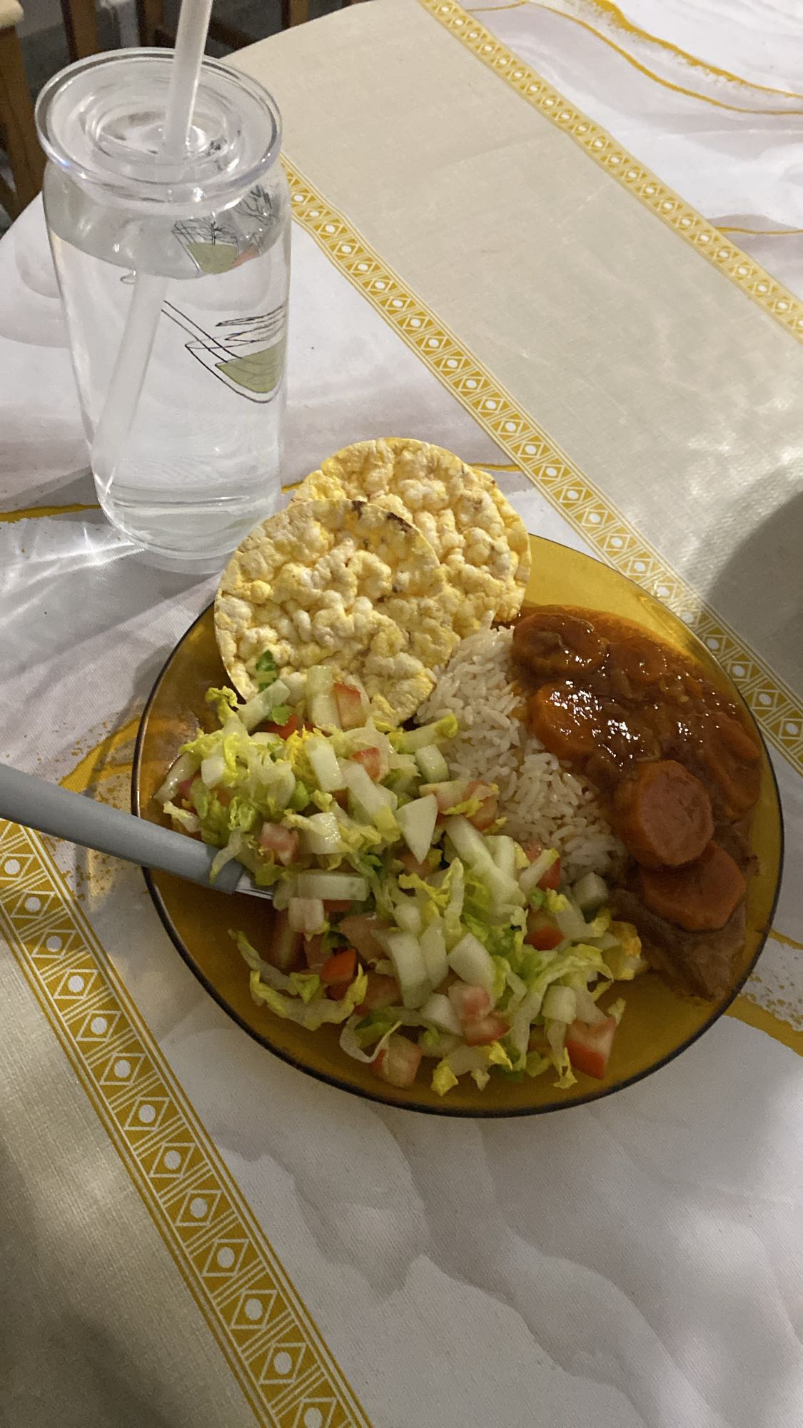almuerzo con arroz y ensalada