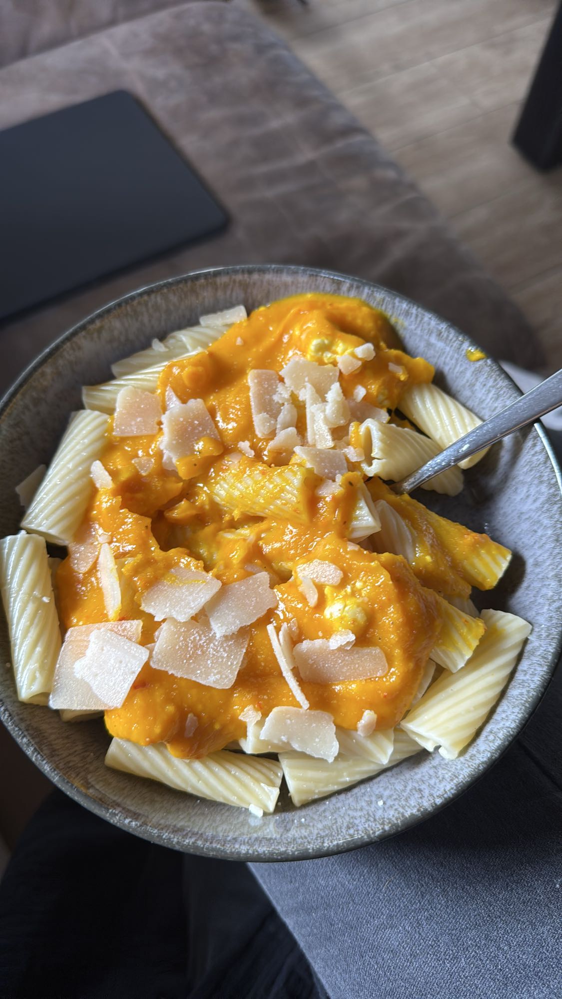 Pasta mit Kürbissauce und Parmesan
