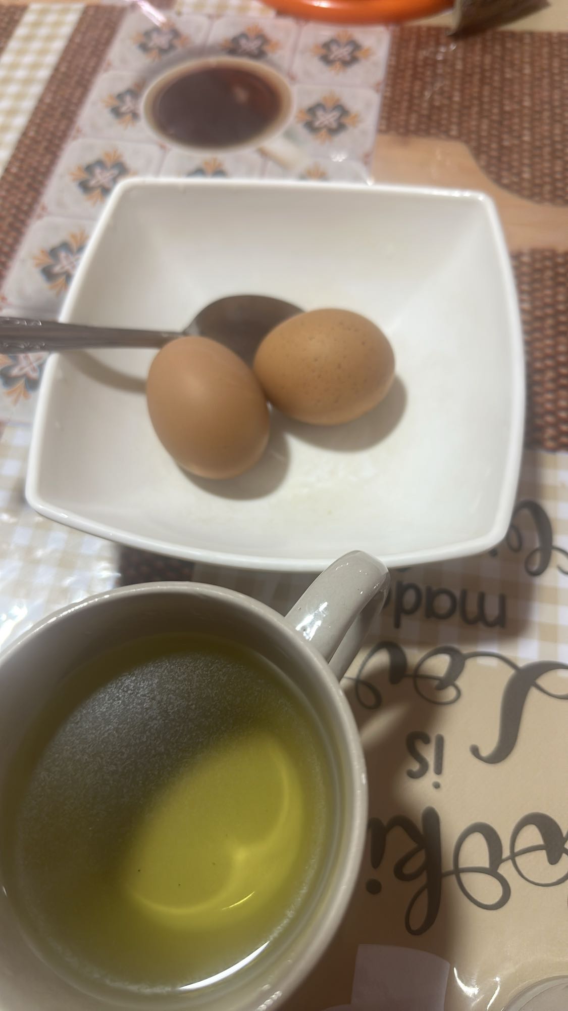 Huevos cocidos y té