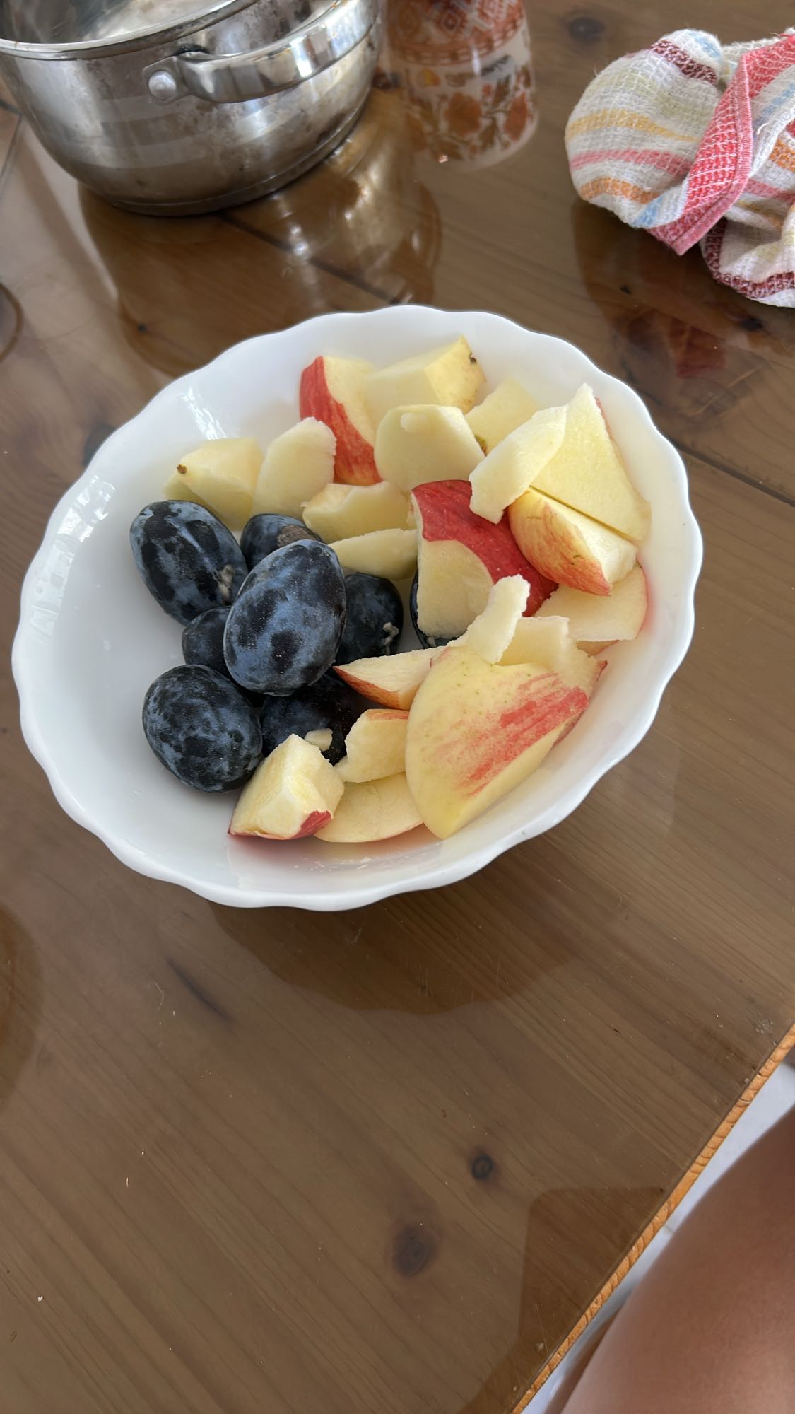 Un măr mare și câteva prune