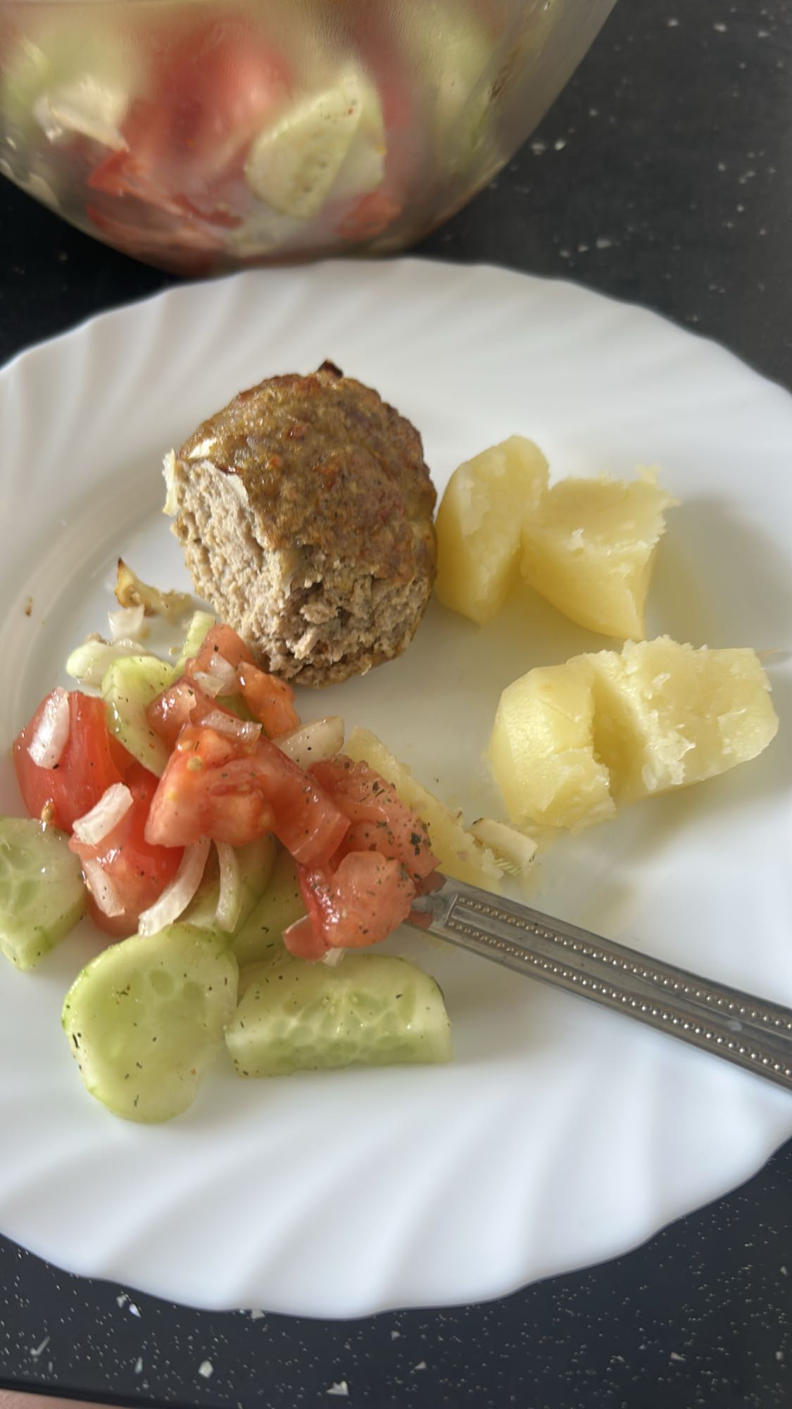 klops z ziemniakami i sałatką