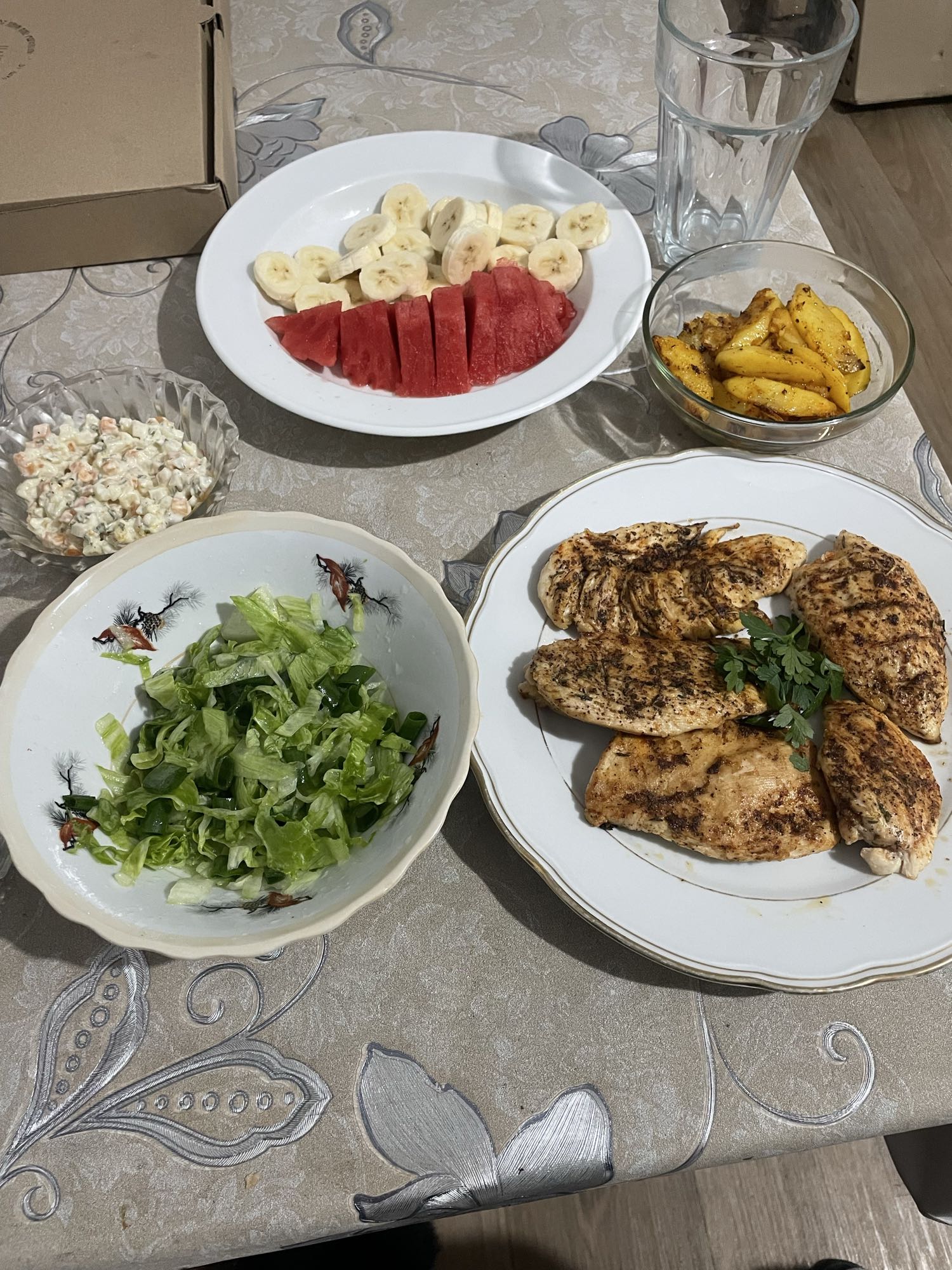 Kurczak z sałatką i owocami