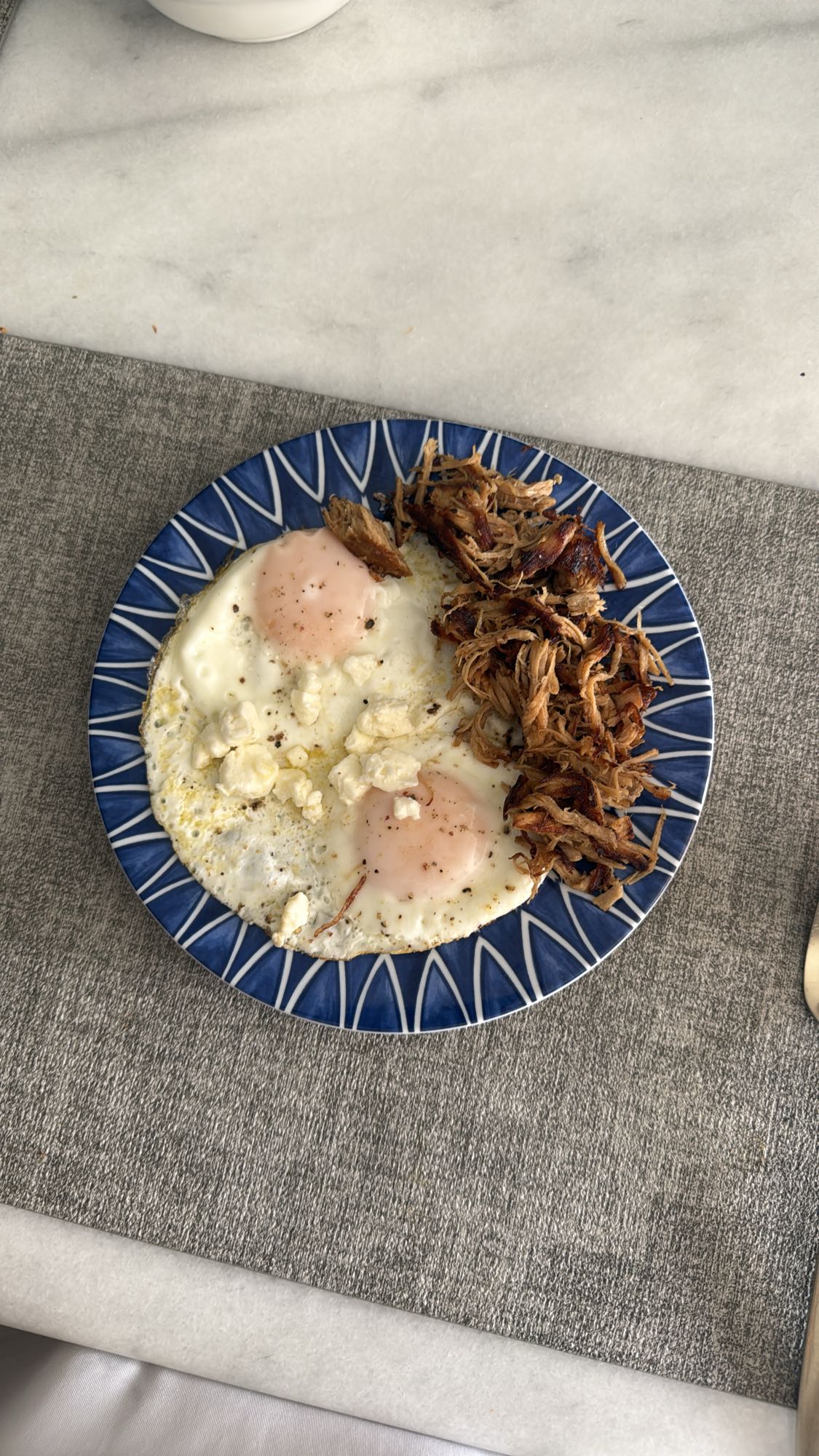 Huevos con cerdo desmenuzado