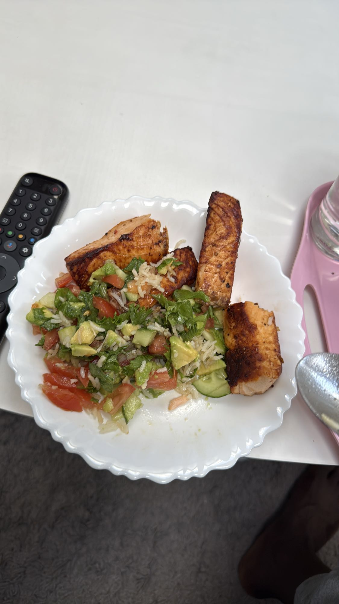 Laks med salat og ris