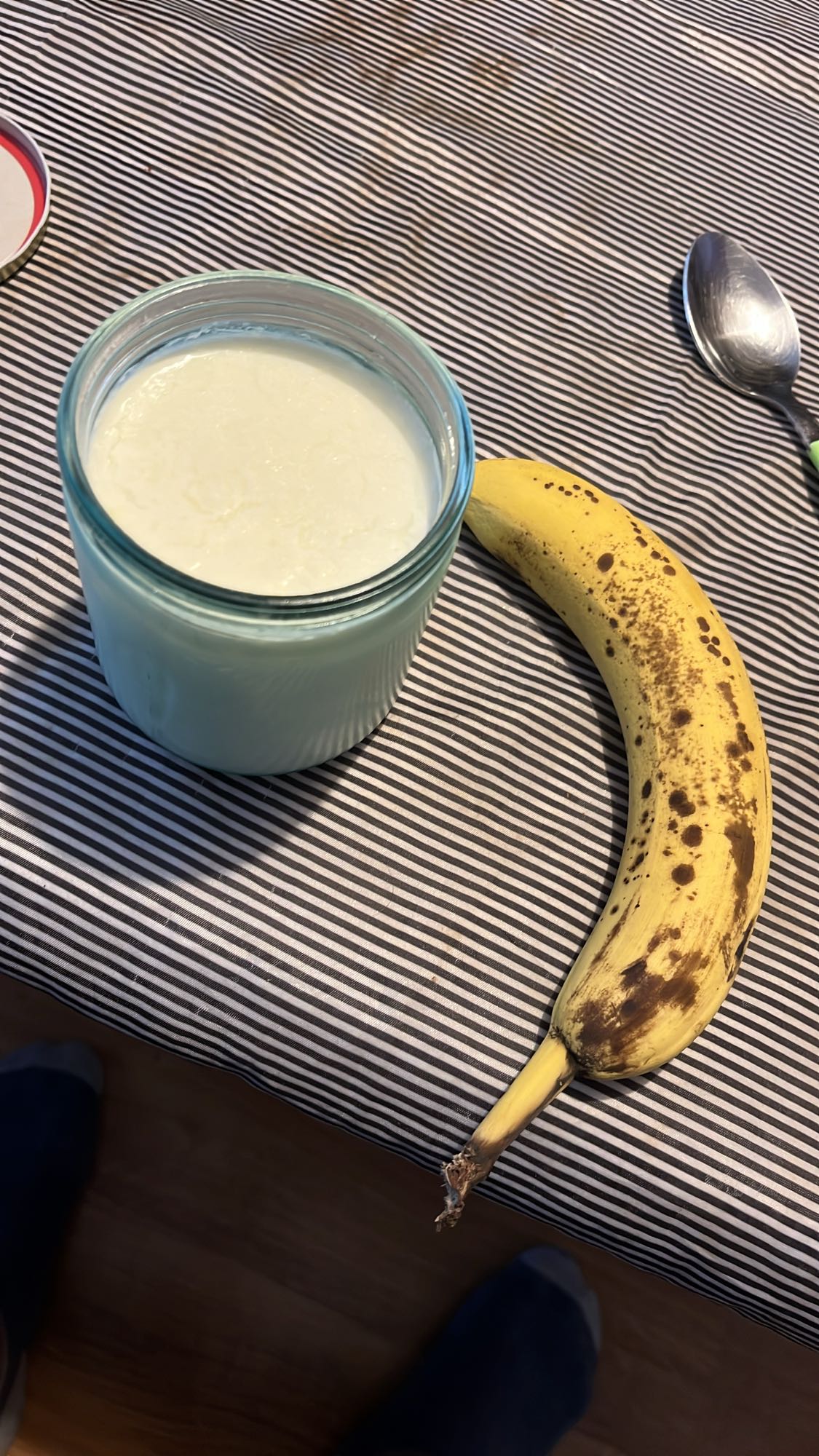 Банан с кисело мляко