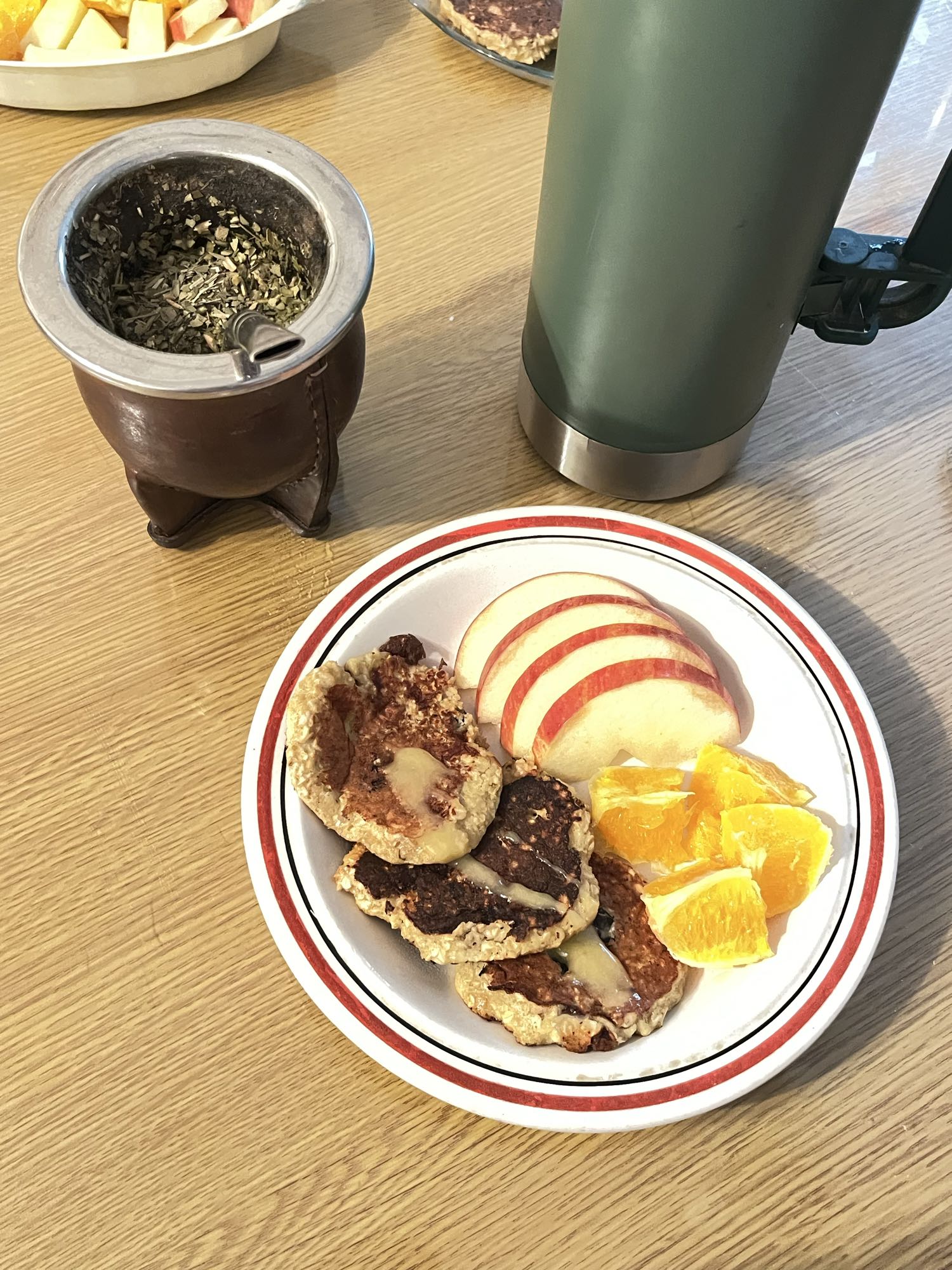 Desayuno con frutas y panqueques