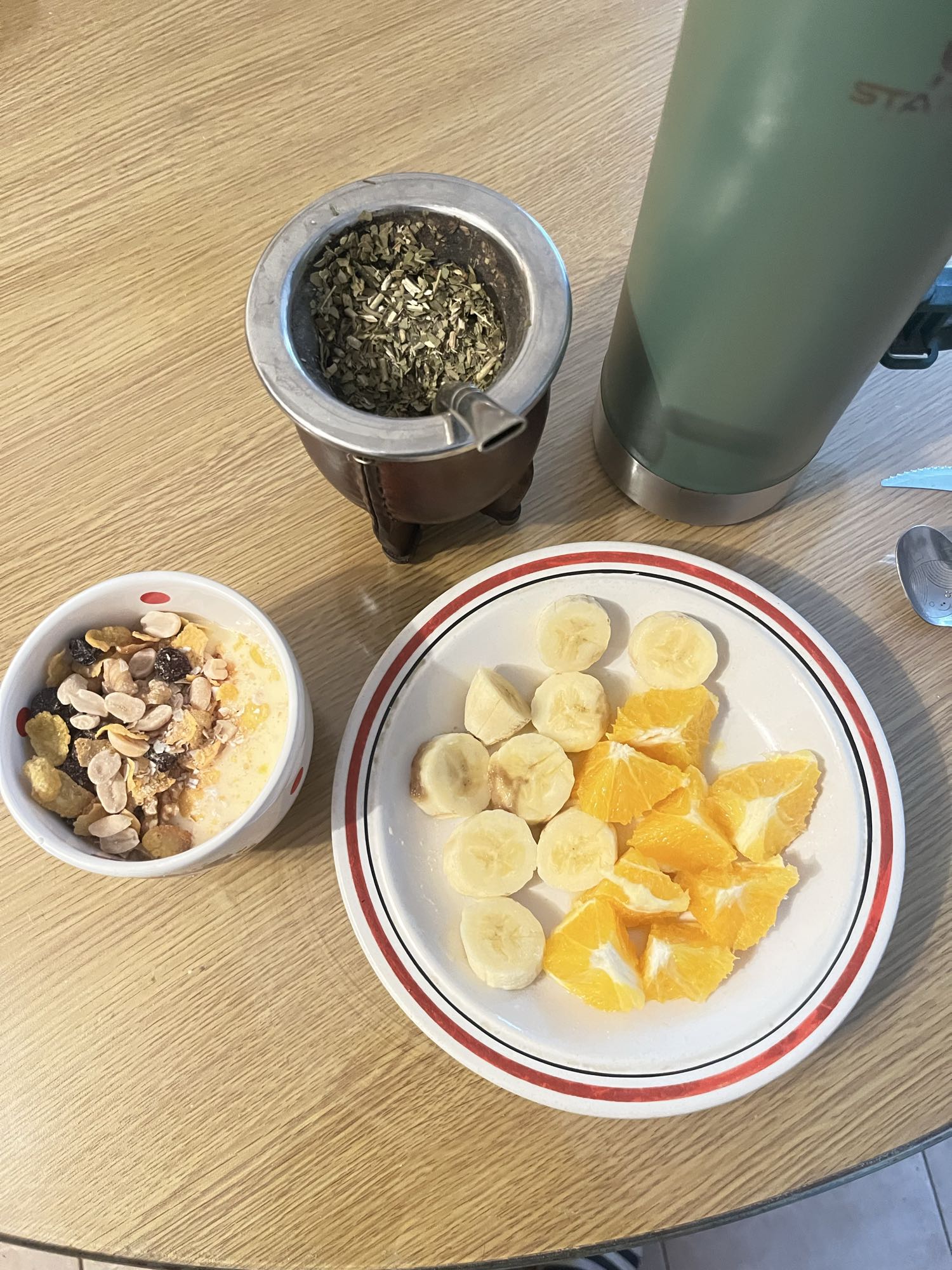 Desayuno con frutas y mate