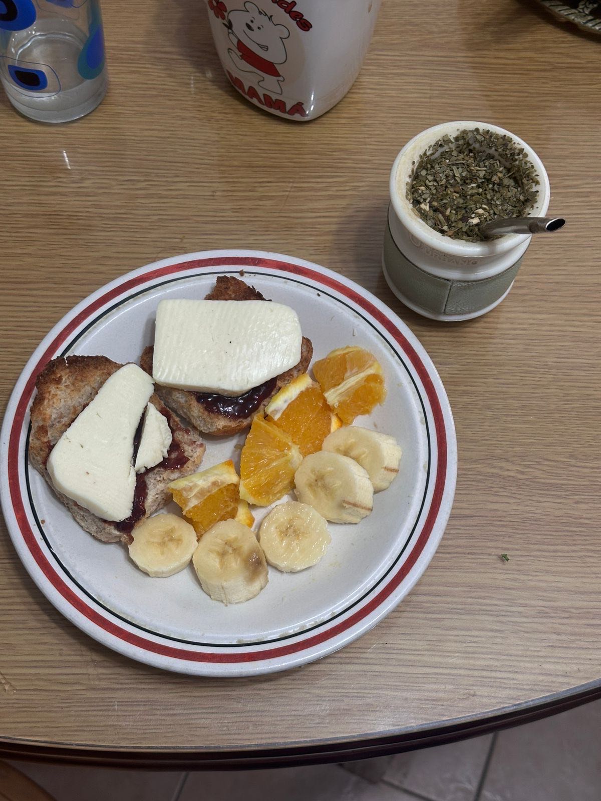 Desayuno con frutas y pan