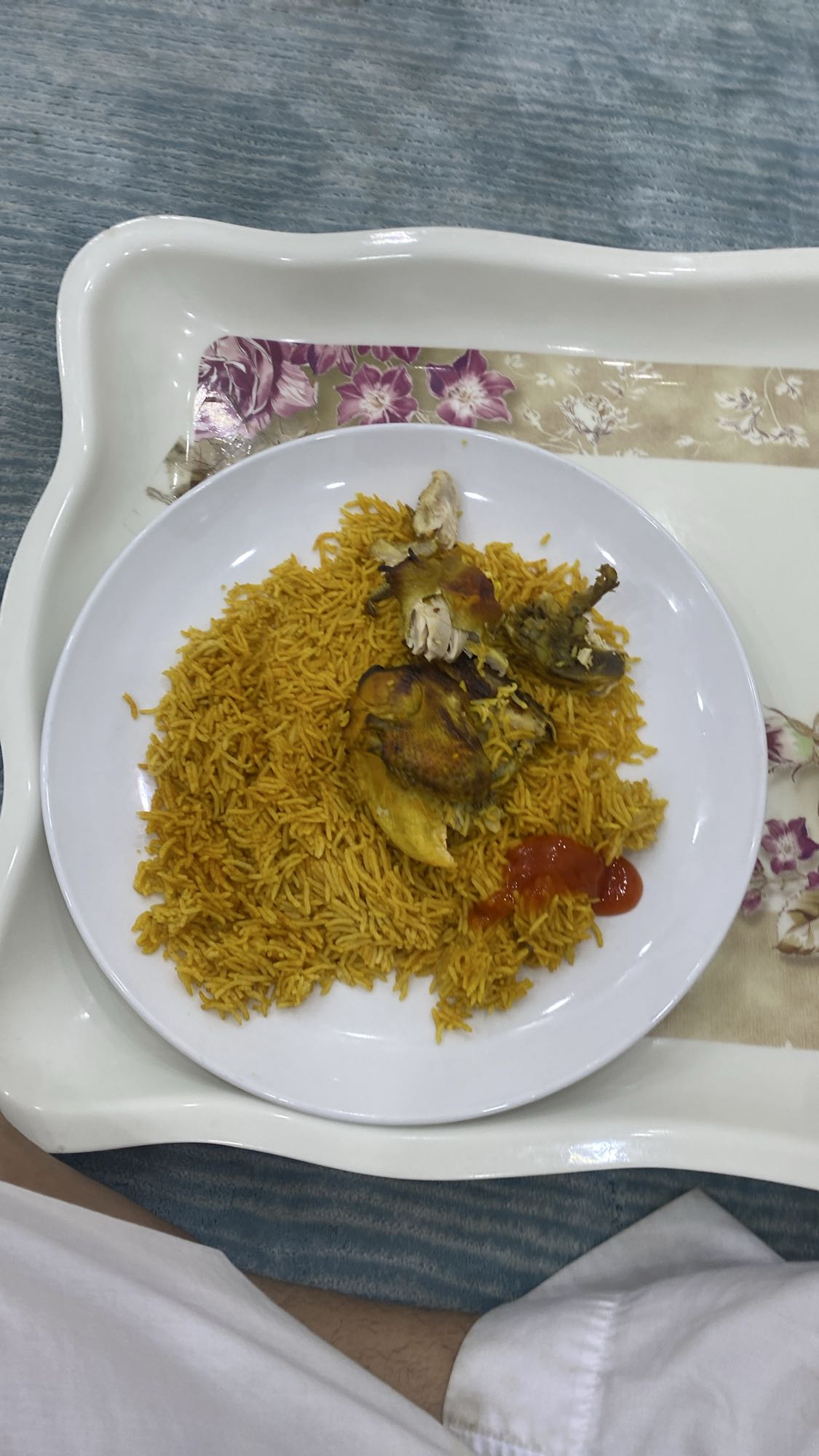 دجاج مع أرز وكاتشب