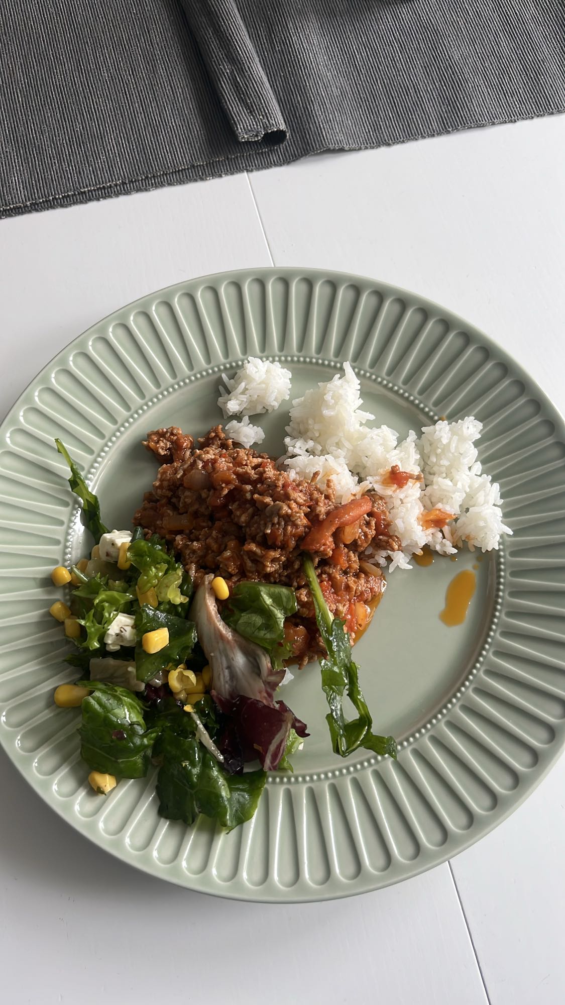 Köttfärssås med ris och sallad