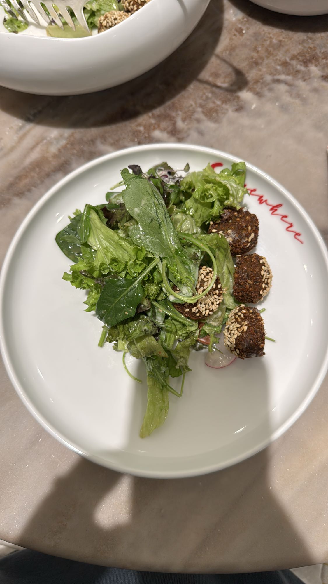 фалафель с зелёным салатом