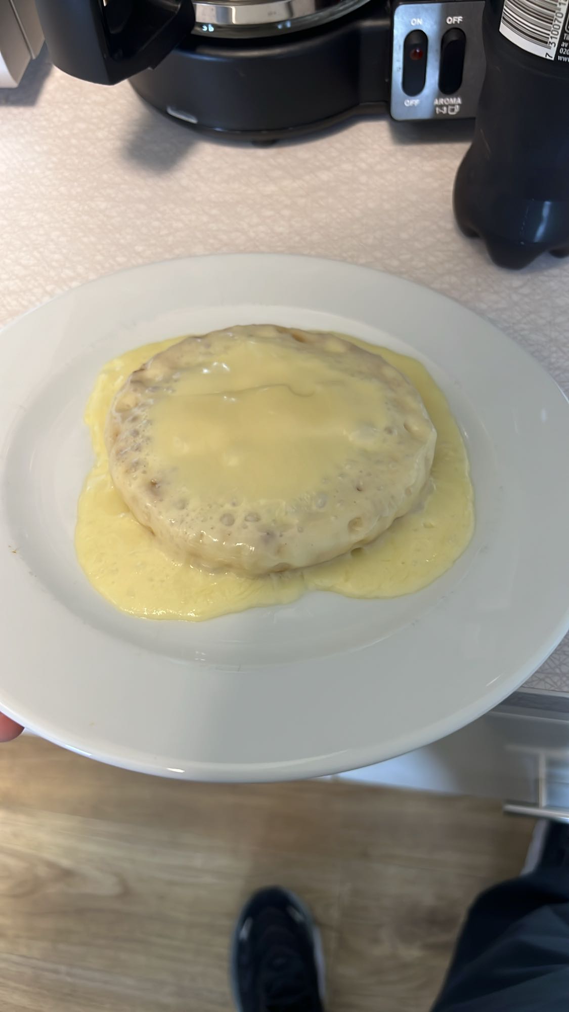 Ljust bröd runt med mycket ost