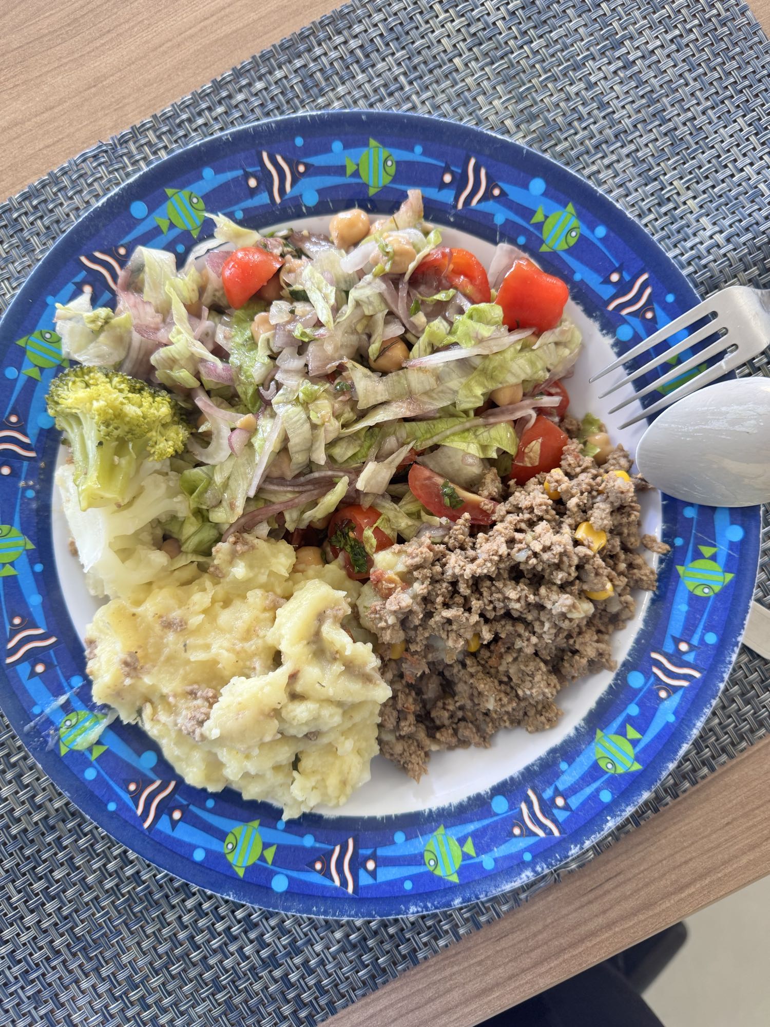 Carne moída com salada
