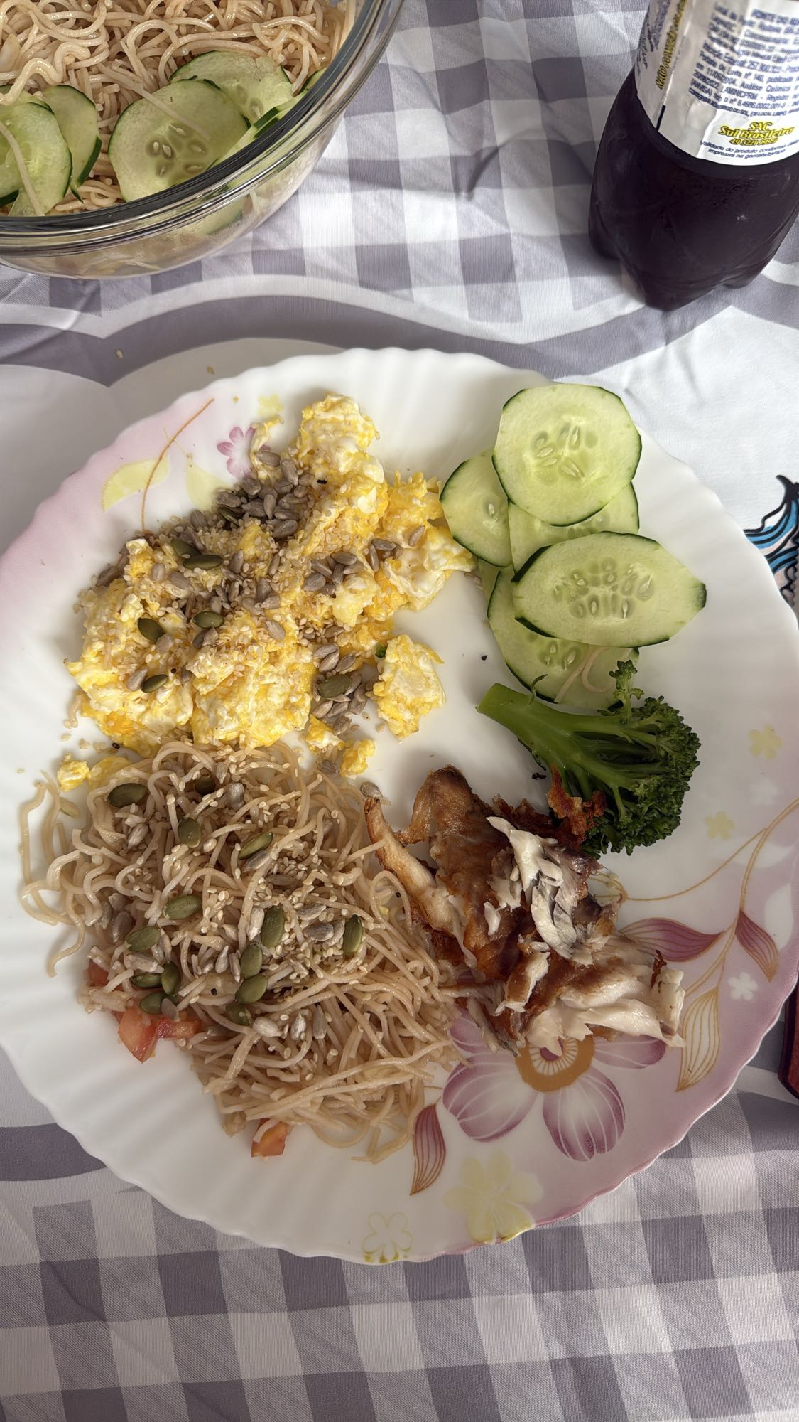 Prato com macarrão e peixe