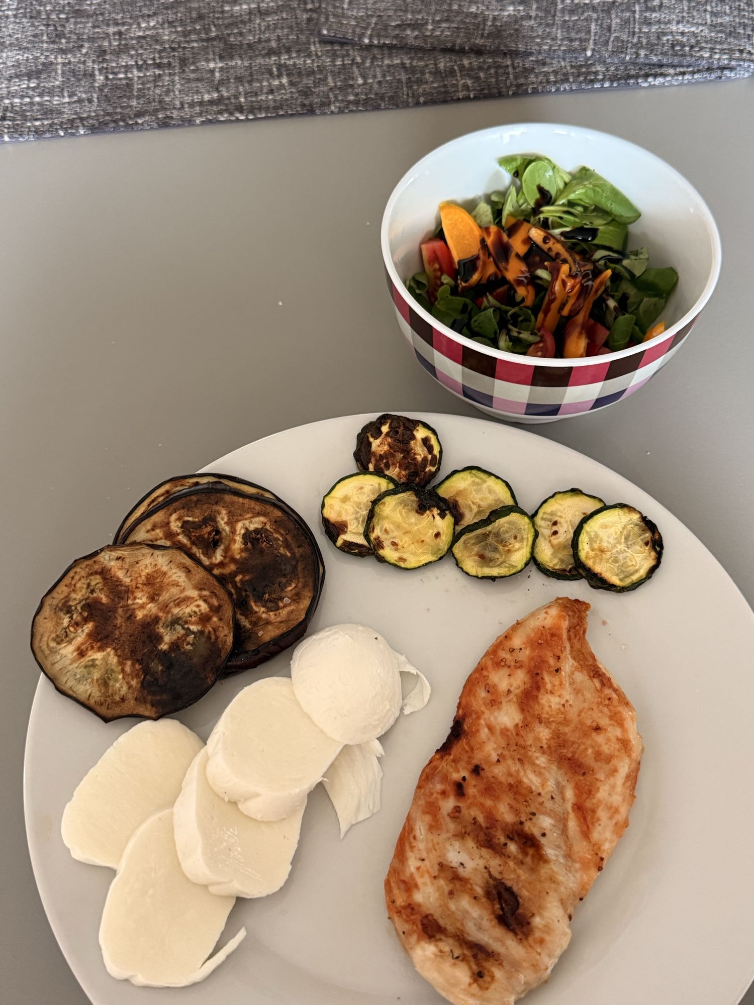 Piept de pui cu legume și salată