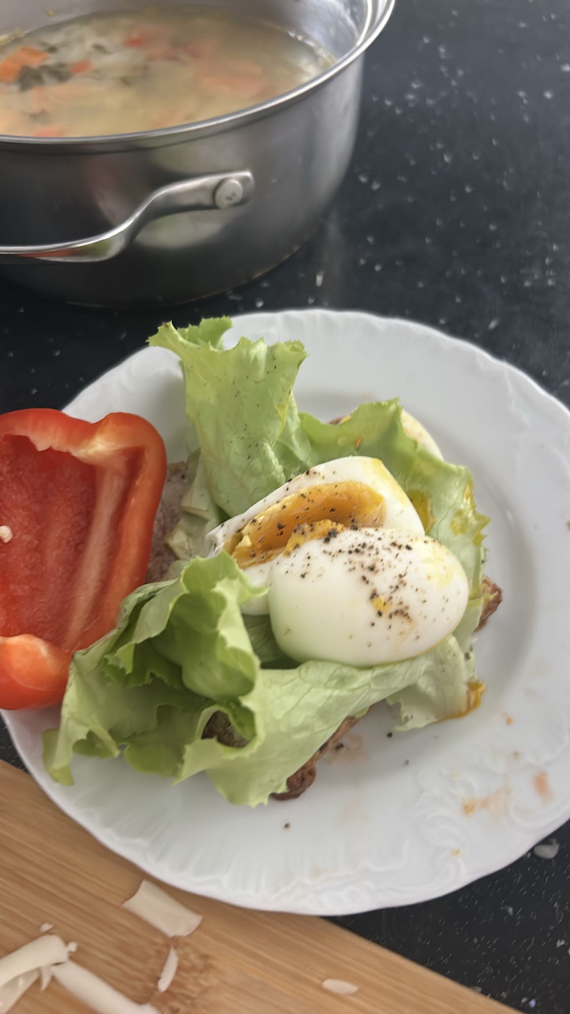 Jajko na sałacie z papryką