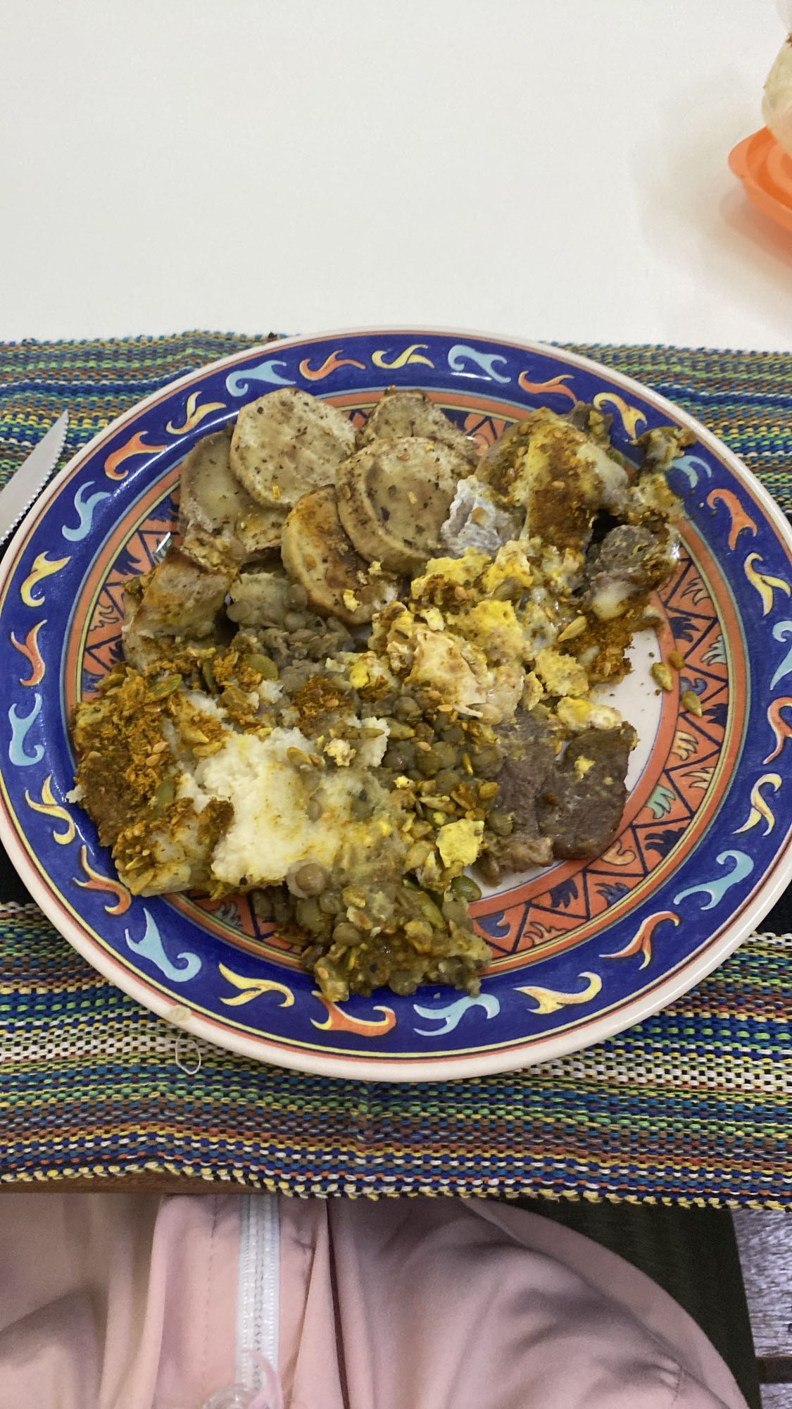 Prato de lentilha, carne e batata