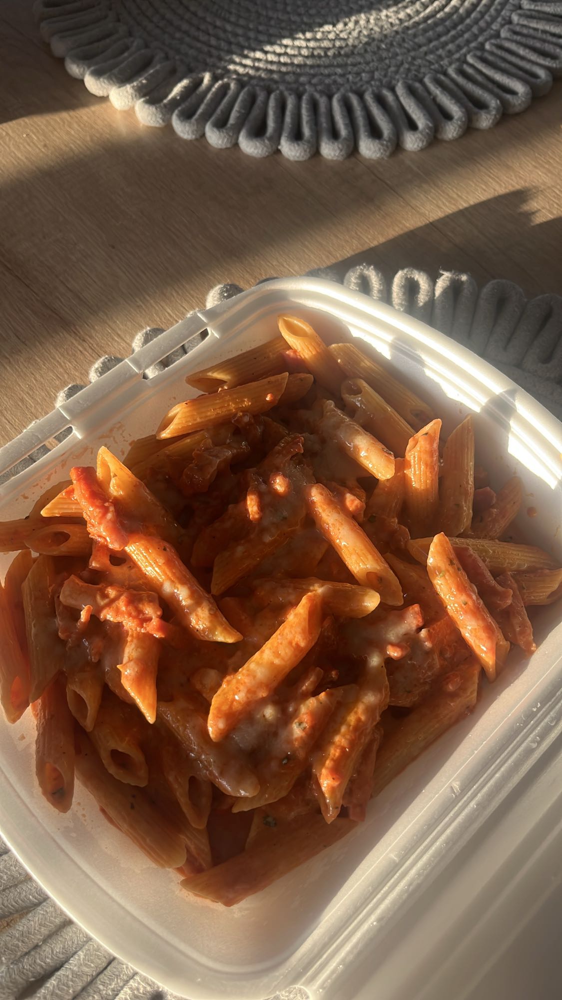 Penne cu sos roșu și brânză