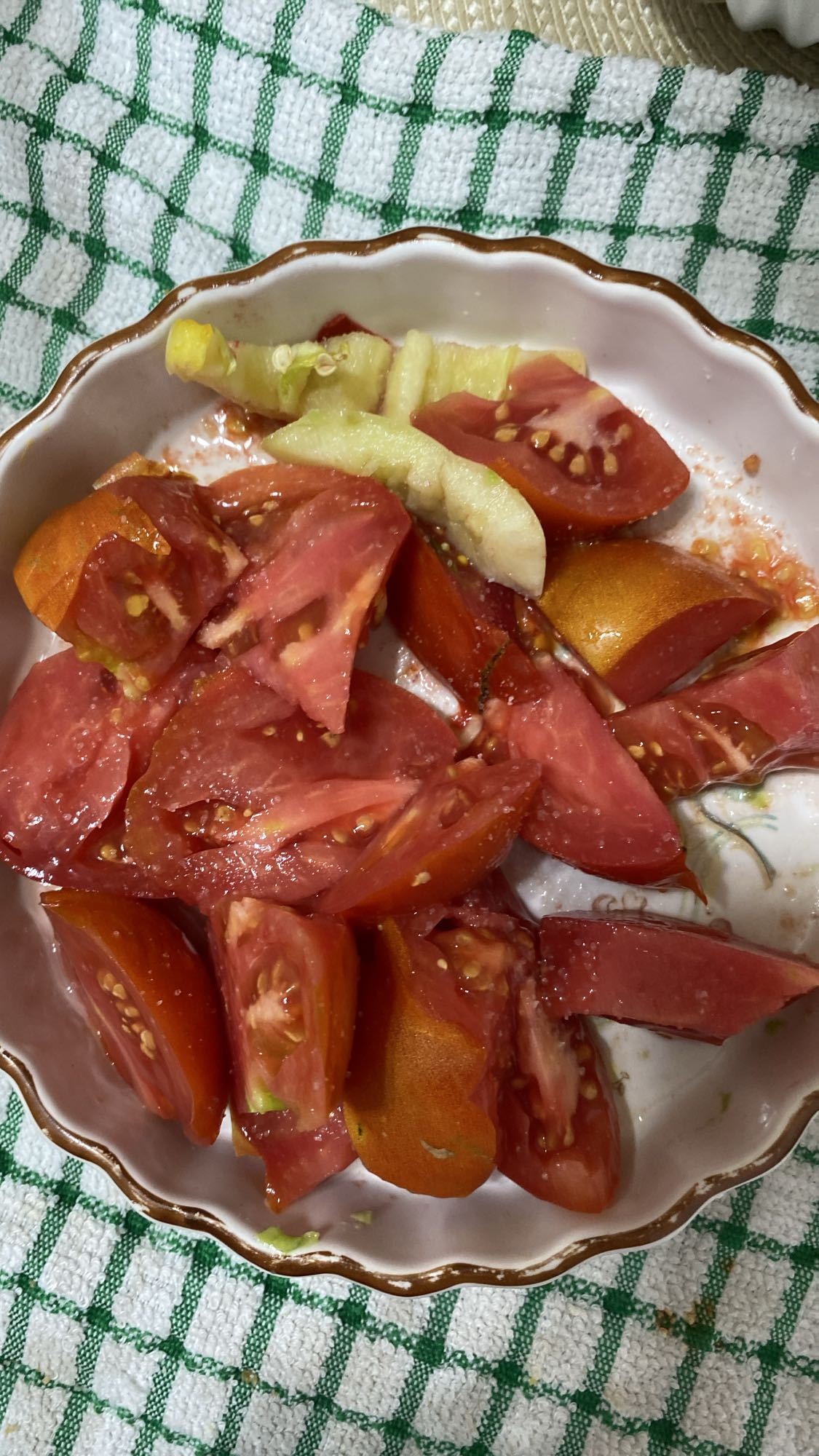 Salată de roșii și castraveți